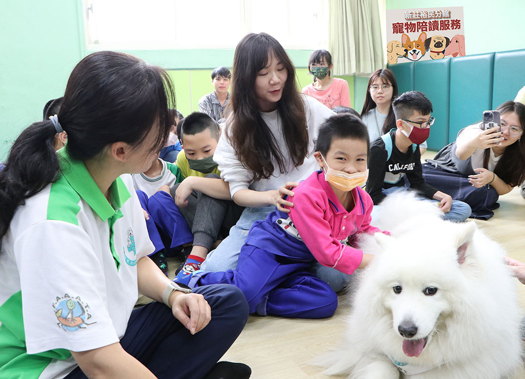 新北市「寵物友善圖書館」新莊裕民分館在兒童節前夕特別帶著狗醫生前往新莊中港國小進行「寵物陪伴閱讀」服務，陪伴特教班的小朋友聽故事，進行遊戲互動