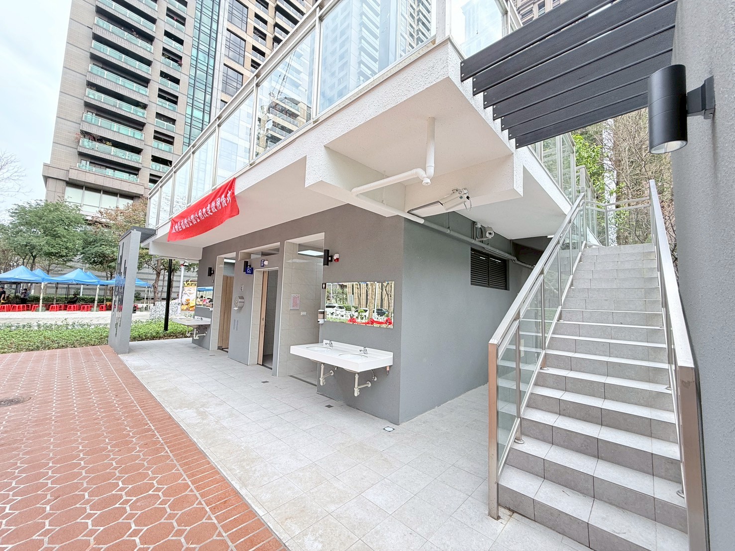 1.板橋新板特區核心休憩地標「福德公園」的景觀公廁全新完工