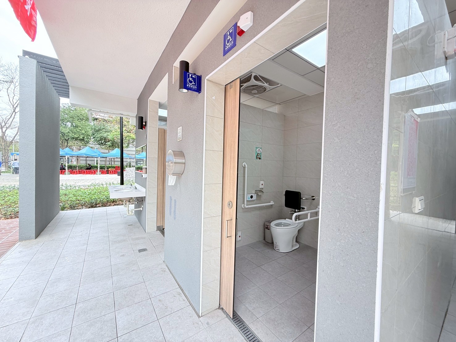 3.廁間通風明亮並設有無障礙廁所