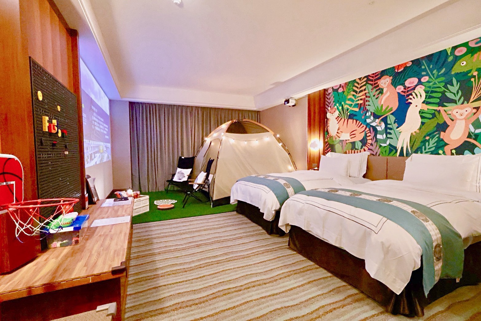 「淡水漁人碼頭福容大飯店」推出親子方案每房7,999元起，更包含DIY體驗與遊戲券，讓全家輕鬆暢遊。