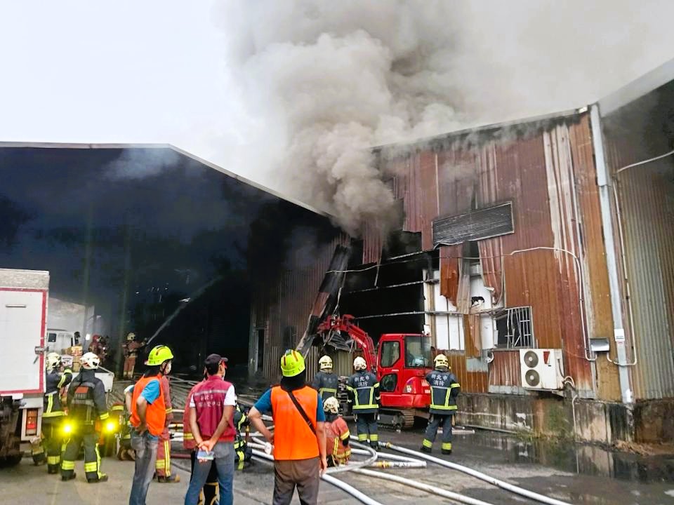 04.甫仁營造於去(114)年南勢里火警，調派重機具協助破壞與攻堅，有效控制火勢