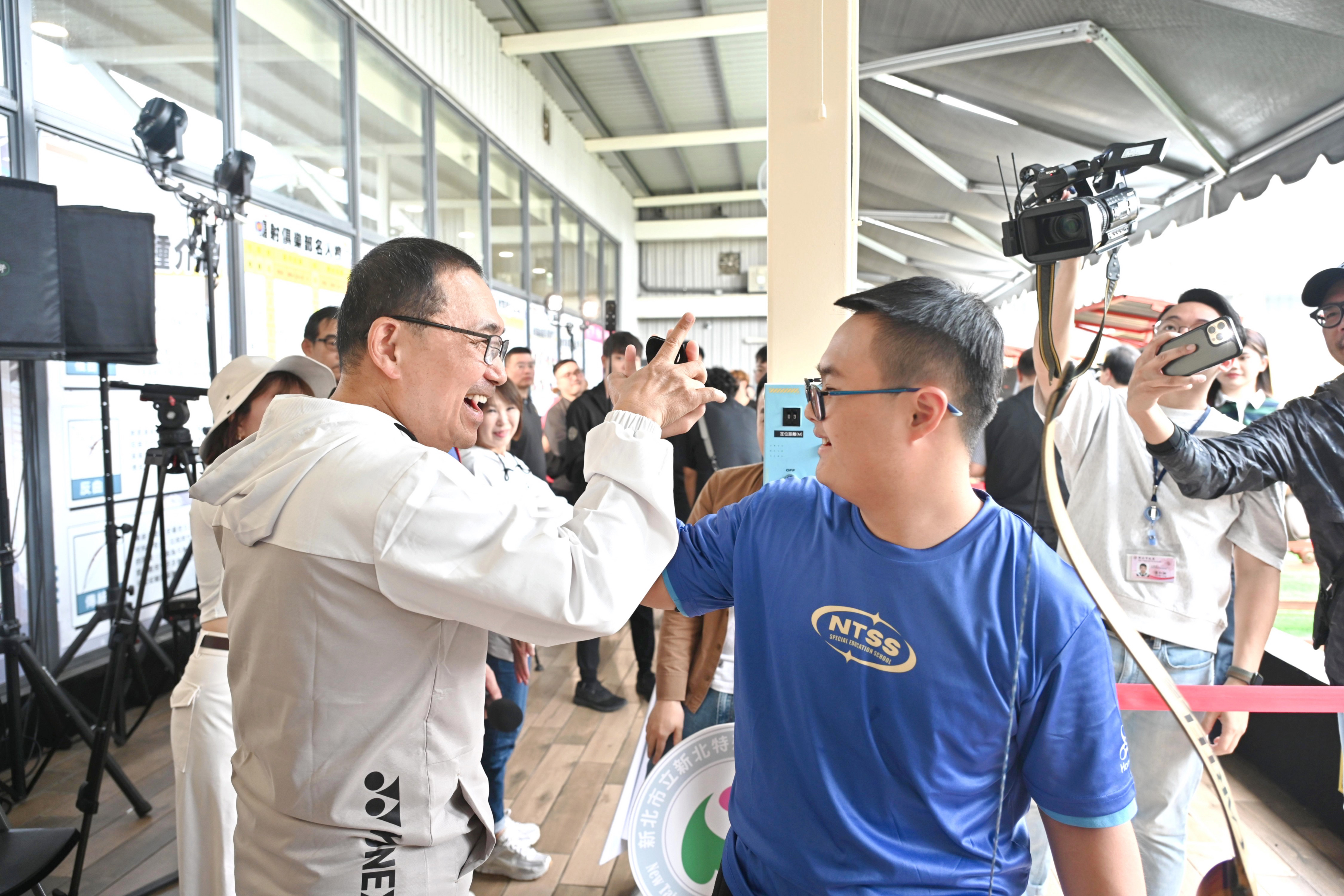 新北市長侯友宜也到場與學生互動，期待升級的運動場館能落實運動平權。