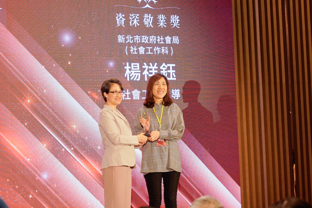 新北市社會局社工督導楊祥鈺不僅守護第一線多年，也推動實物銀行、惜食分享網等創新服務，還參與多起重大災害救助與關懷，榮獲蕭美琴副總統頒發資深敬業獎。