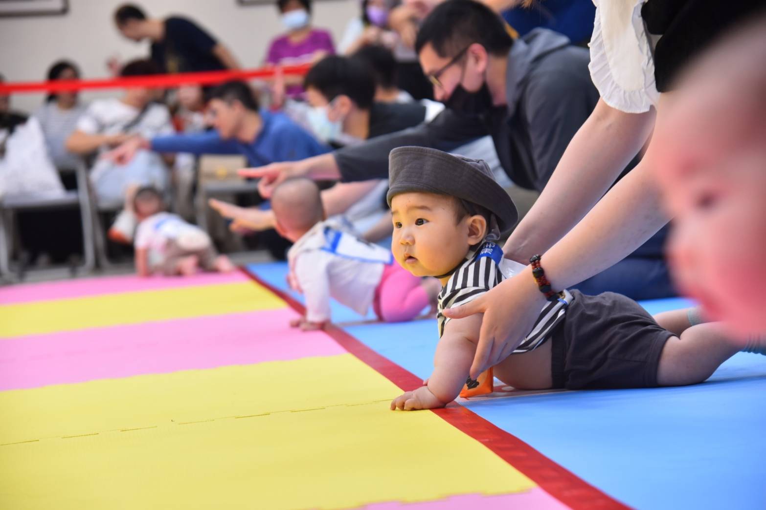 民政局結合里鄰系統並進，鼓勵各區公所及里長於活動中心優先開辦親子課程或活動使用，打造社區可親近性的親子互動環境。(圖中和市民活動中心寶寶趣味賽)