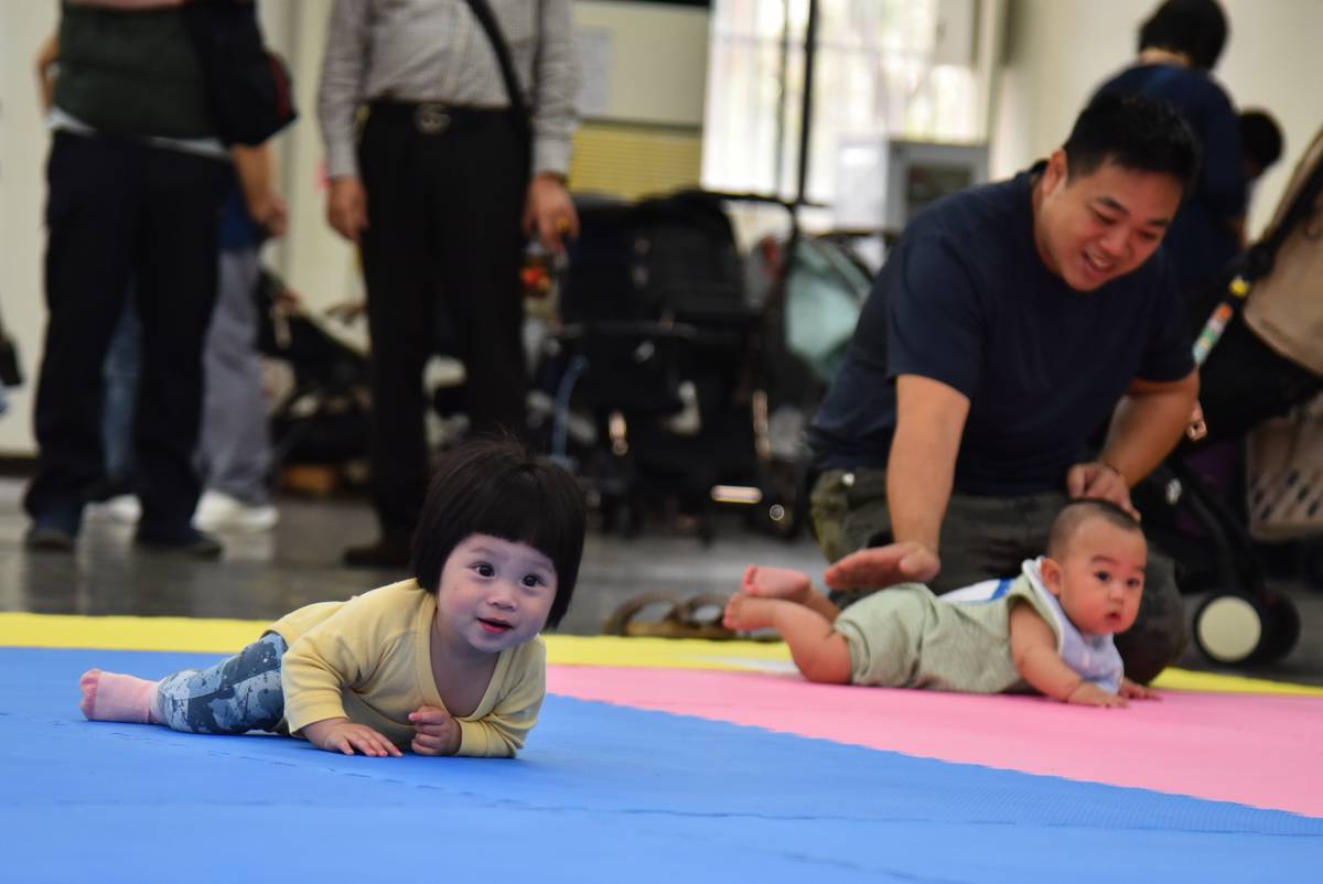 民政局結合里鄰系統並進，鼓勵各區公所及里長於活動中心優先開辦親子課程或活動使用，打造社區可親近性的親子互動環境。(圖為中和市民活動中心寶寶趣味賽)