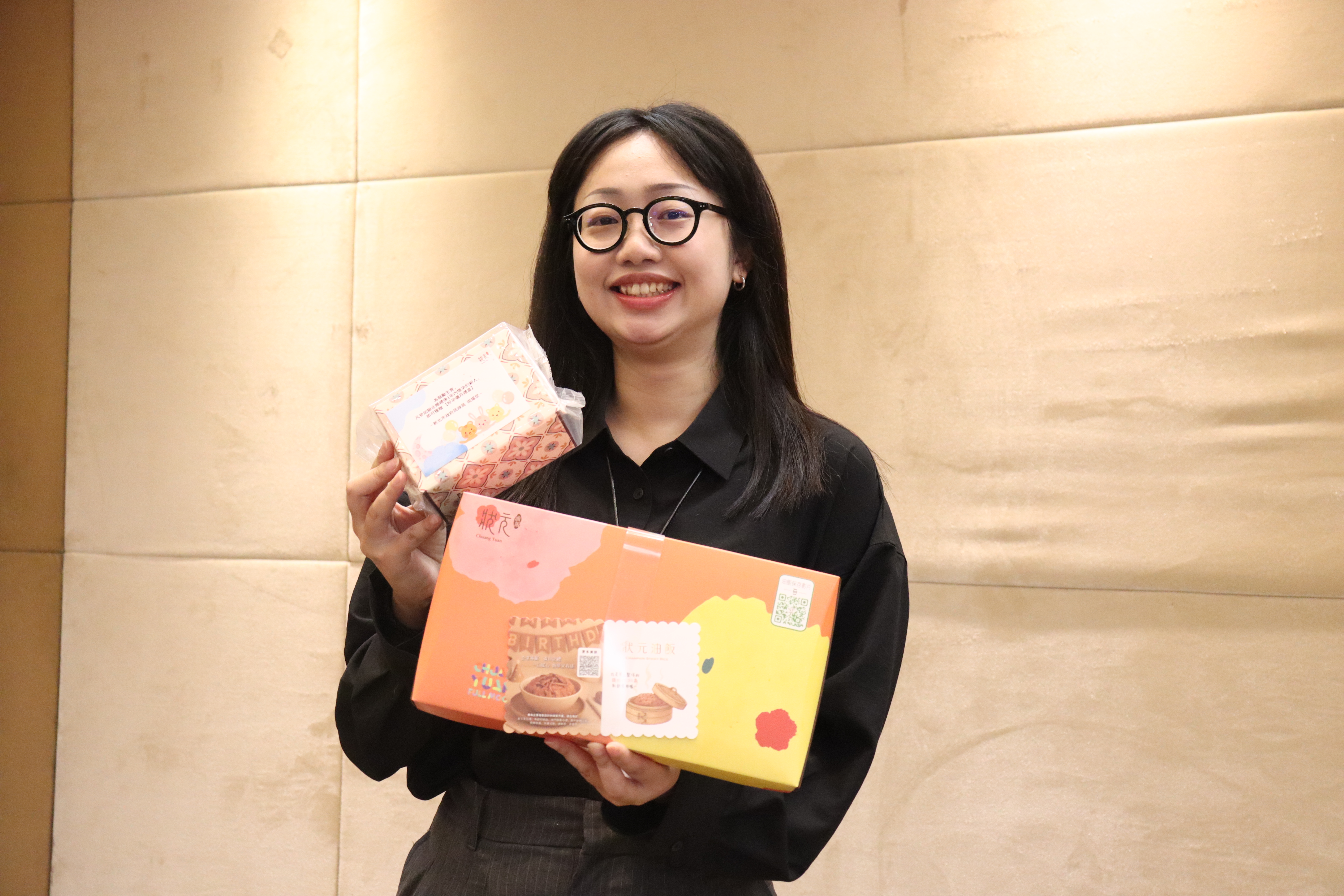 因應年輕人不喜歡被問及婚育隱私，民政局貼心透過贈送參加聯合婚禮後一年內懷孕者「好孕彌月禮盒」方式，鼓勵新人主動分享懷孕喜悅予以祝福，同時檢視政策執行效果