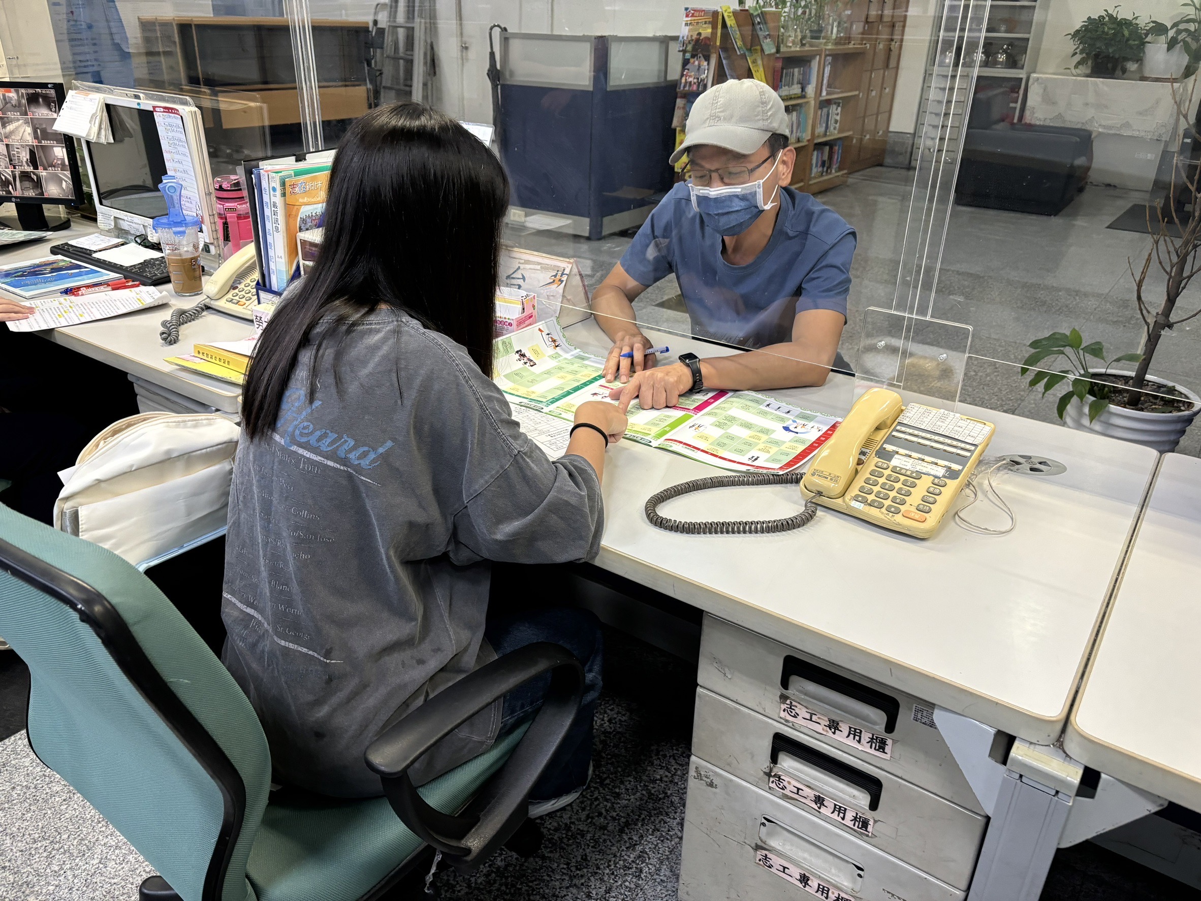 參與暑期工讀計畫同學，協助解答民眾問題(資料照片)。