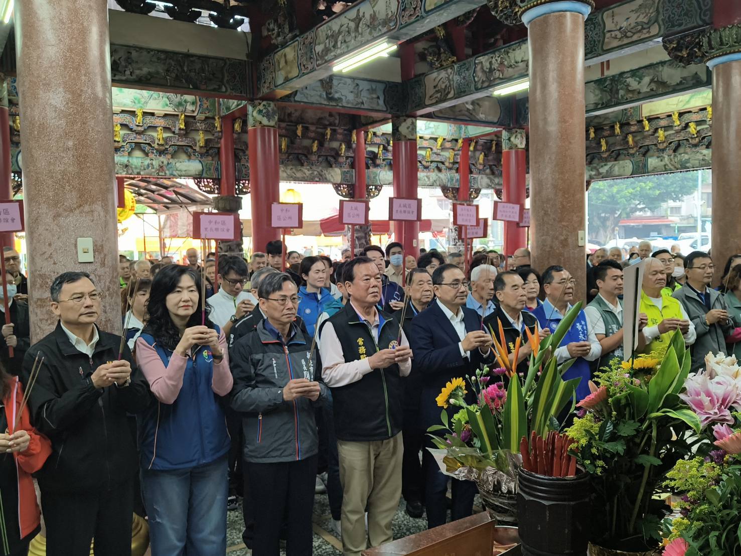 新北市長侯友宜今日（1日）前往土城義塚大墓公，於清明祭祀大典中虔誠參拜，緬懷守護地方的英魂。