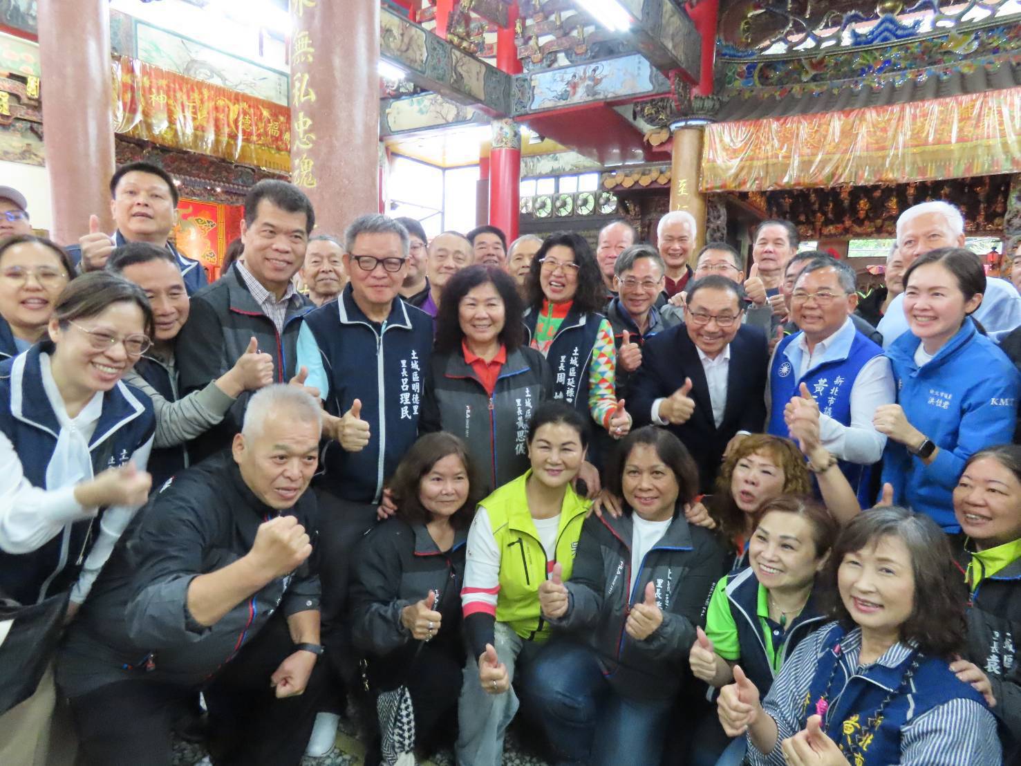 祭祀大典圓滿完成後，侯友宜與現場出席的地方仕紳、里長及里民合影留念。