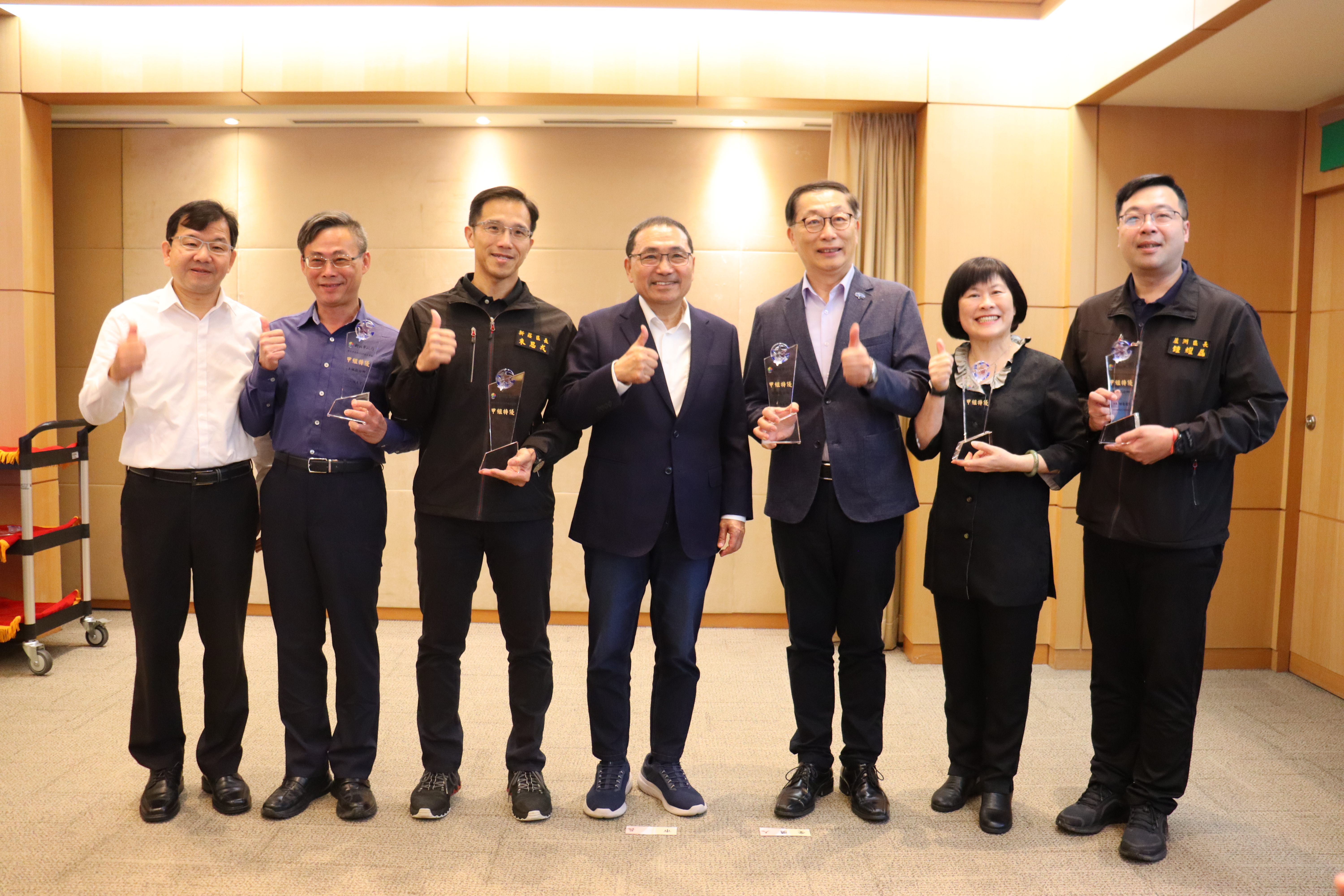 區政考核獲獎公所(甲組)合影。