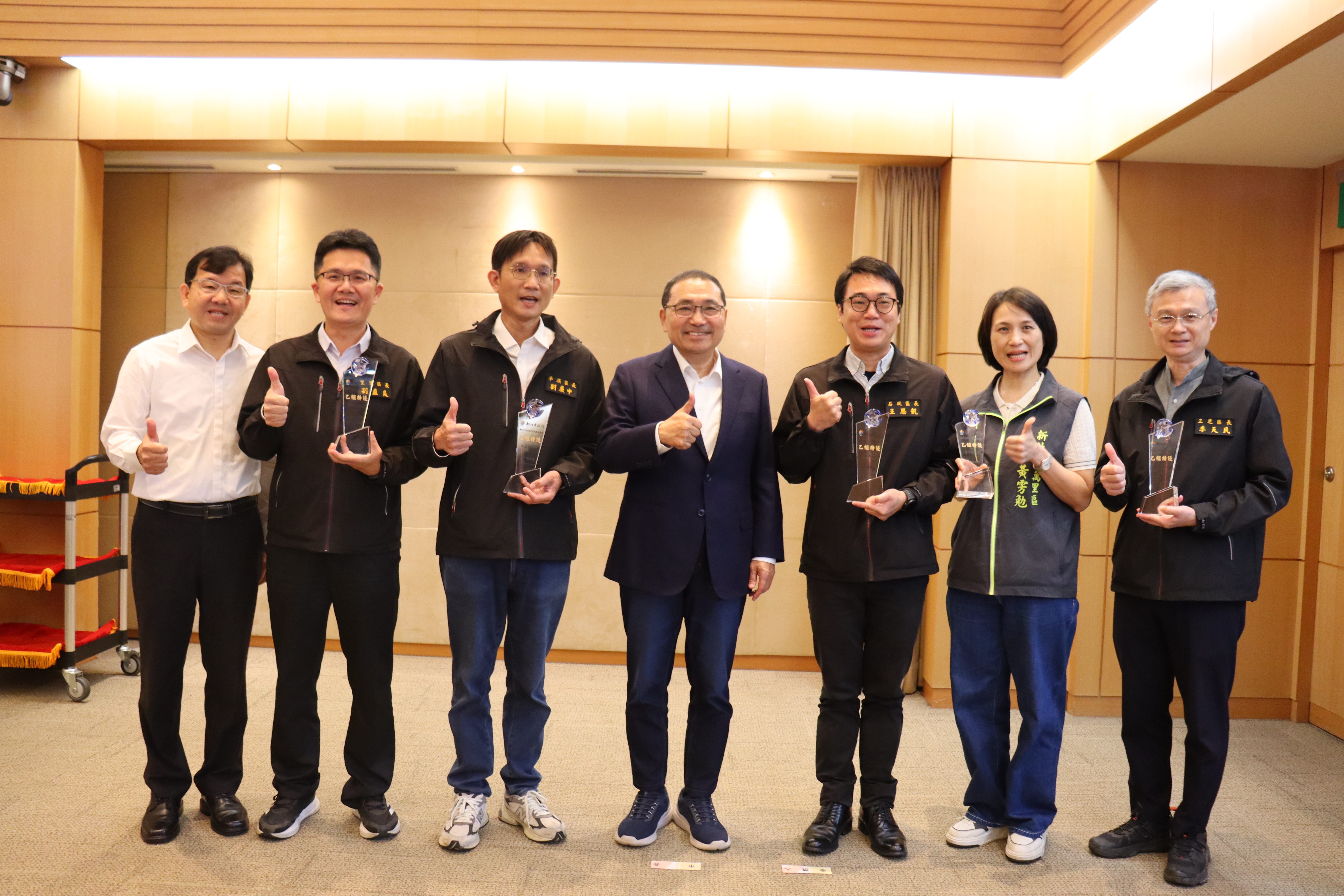 區政考核獲獎公所(乙組)合影。