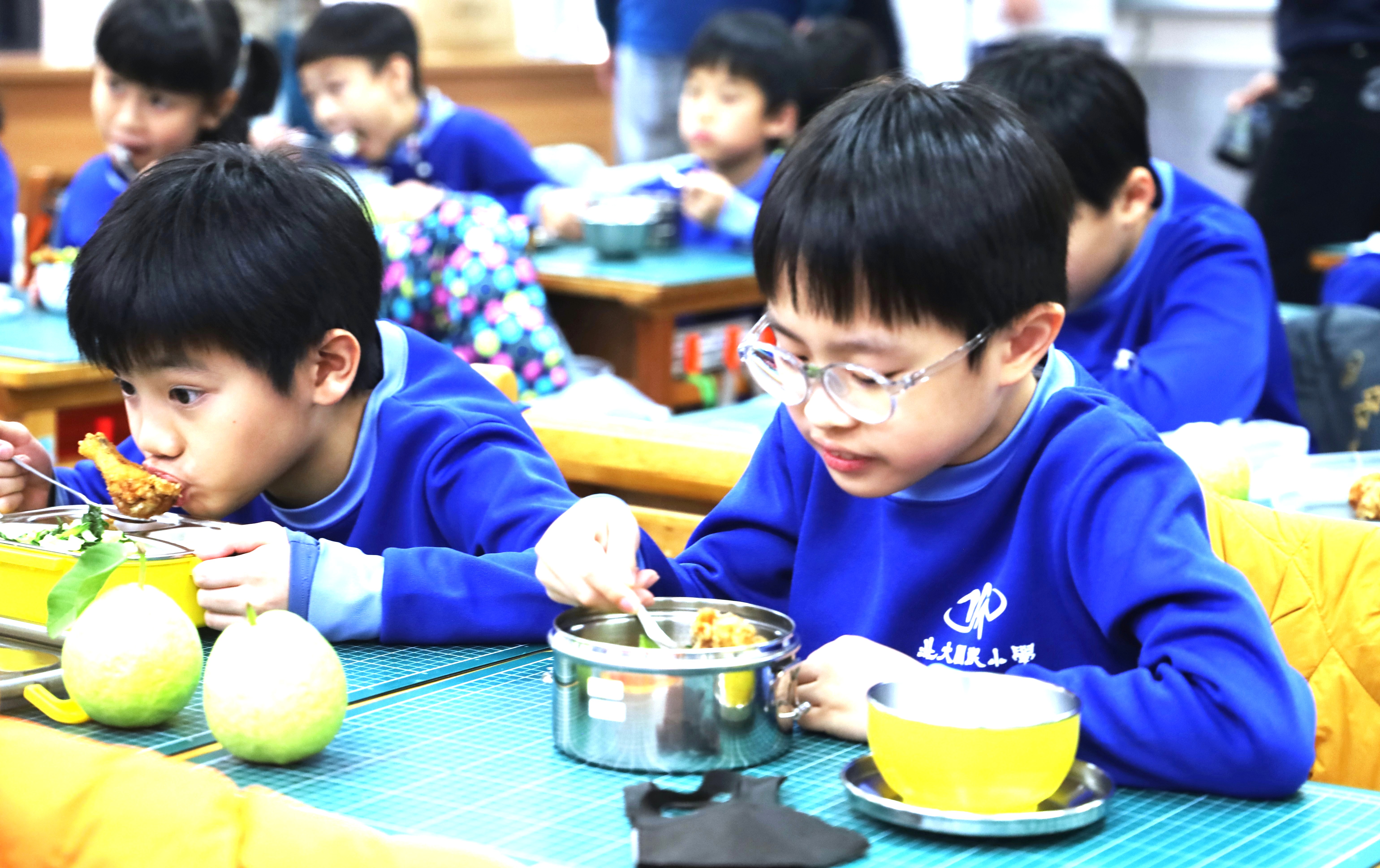 新北市重視校園午餐品質與食安把關，建置「食安智慧監控中心」外，透過每週監廚、跨局處聯合稽查及雲端管理機制強化把關