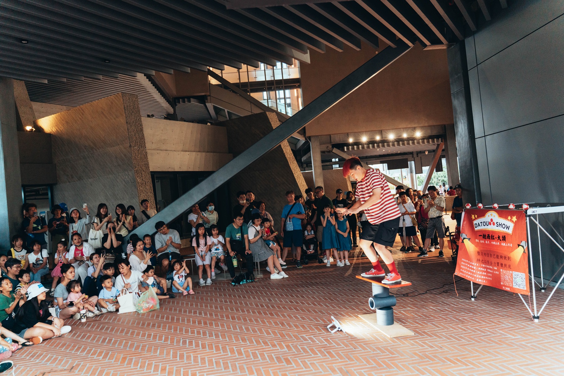 迎接兒童節連假，新北市文化局自4月3日至4月6日於新北市美術館，推出連續四天不間斷的戶外與室內演出活動。