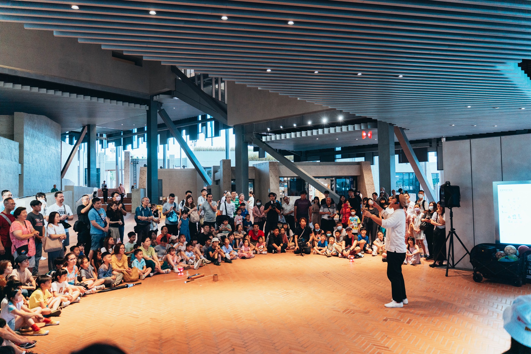 活動集結魔術、小丑秀、特技與馬戲等多元內容，連續四天共12場次，打造適合親子共遊的藝術假期。