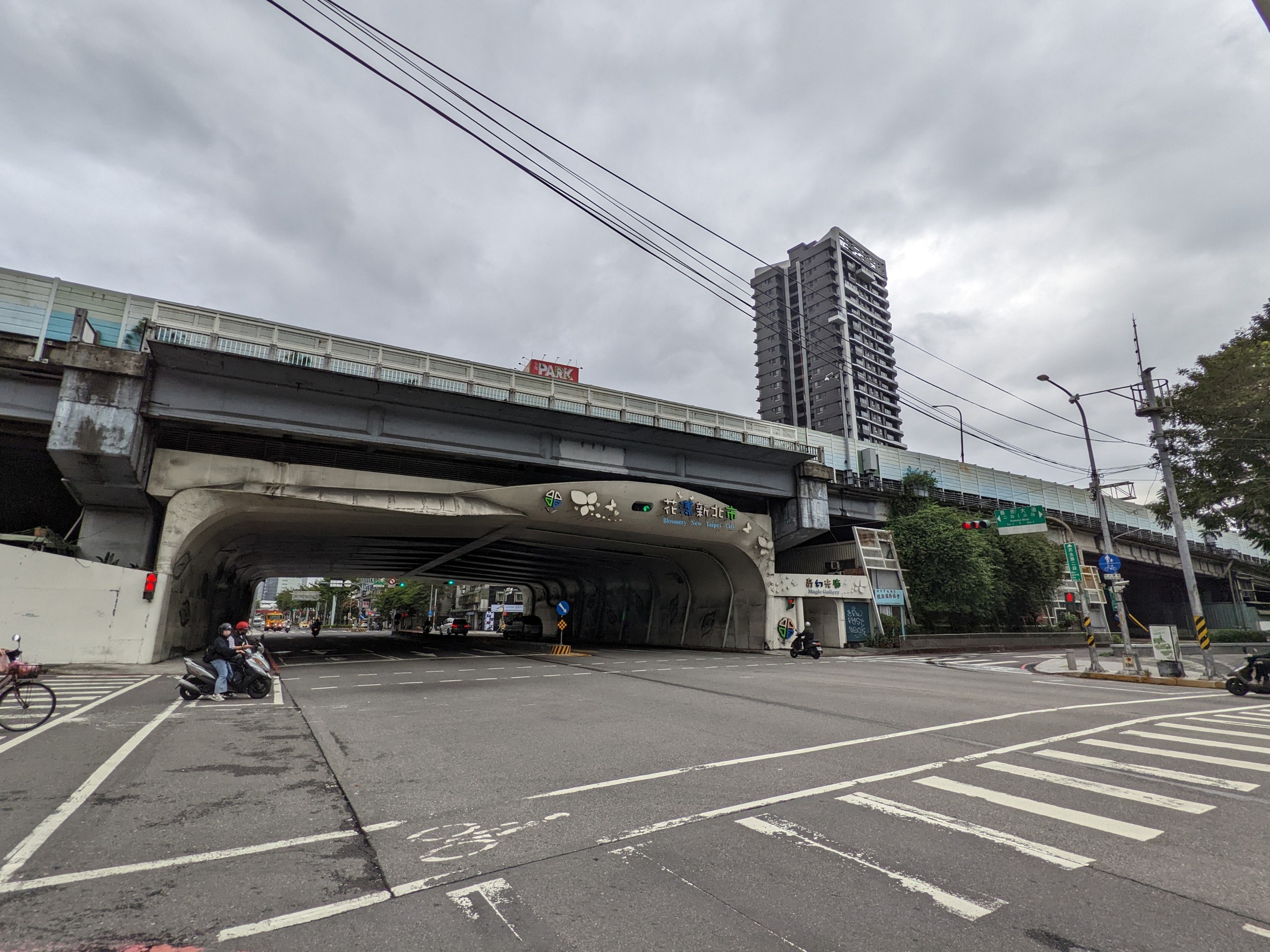 (改善前)民生陸橋是串聯板橋、新莊與中永和的重要交通節點，也是雙北往來的關鍵動線之一，惟環境老化、影響市容
