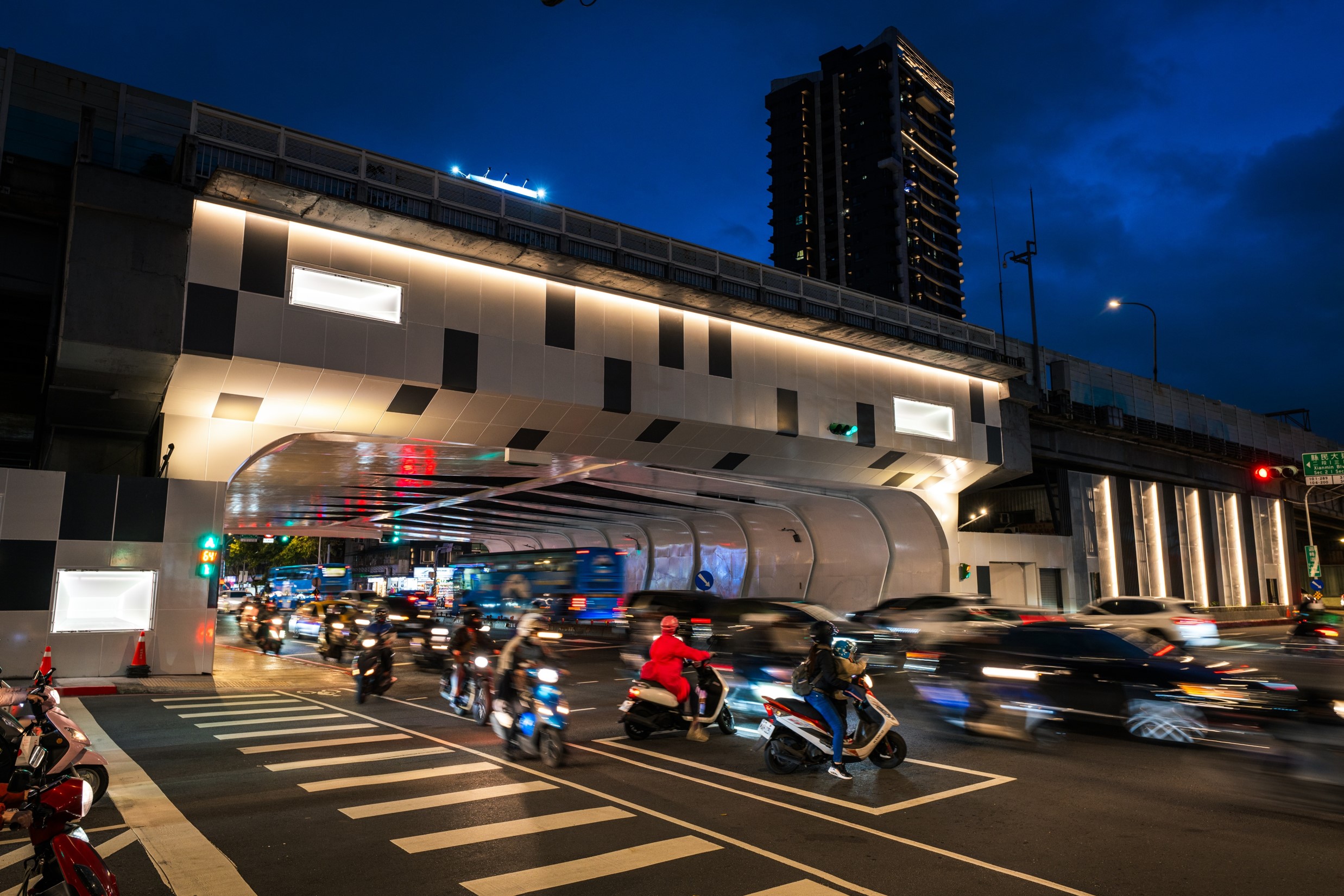 (改善後)夜晚輔以暖色光，打造溫暖的城市氛圍