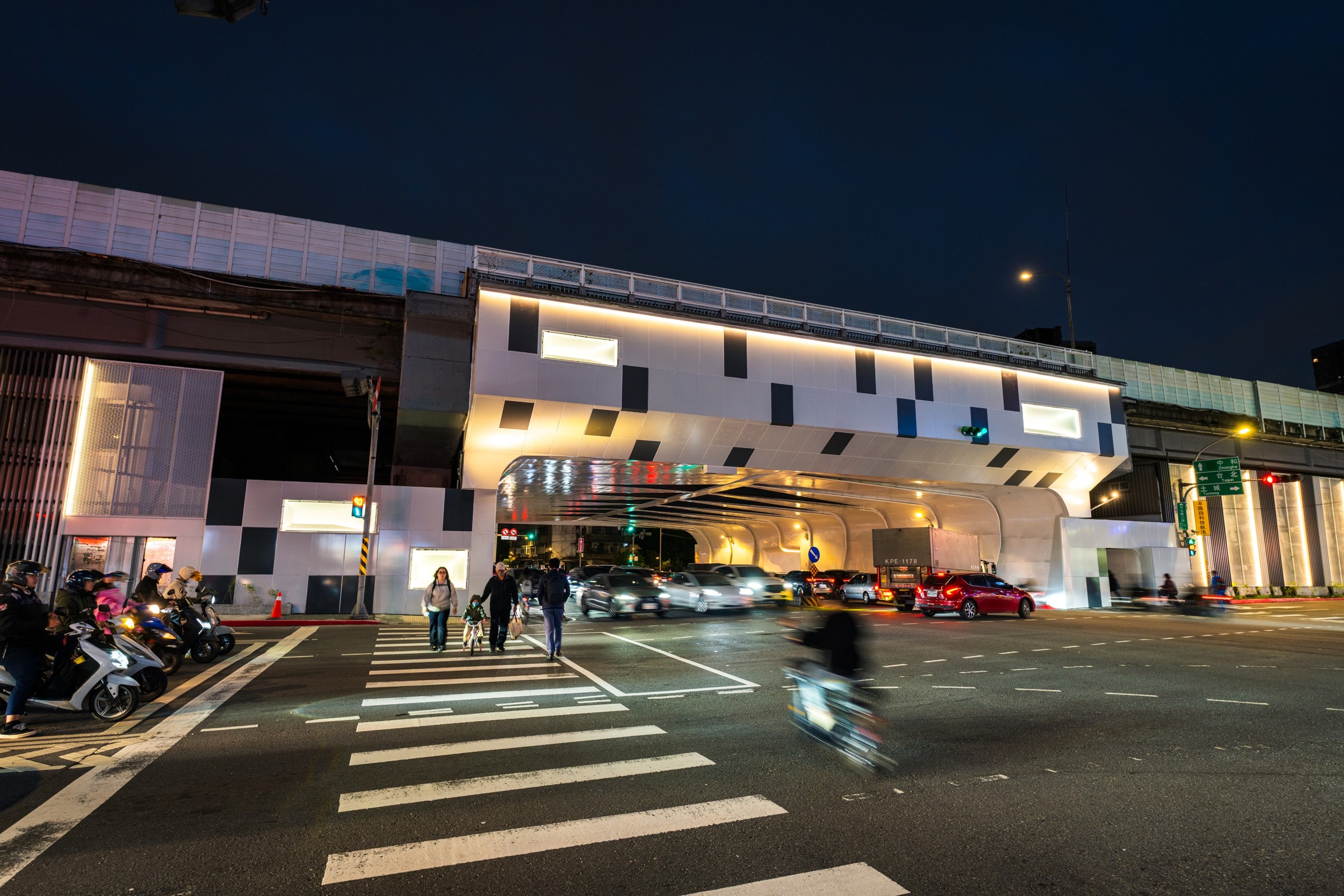 (改善後)透過立面及人行道改善工程，點亮城市，並提供安全的步行環境