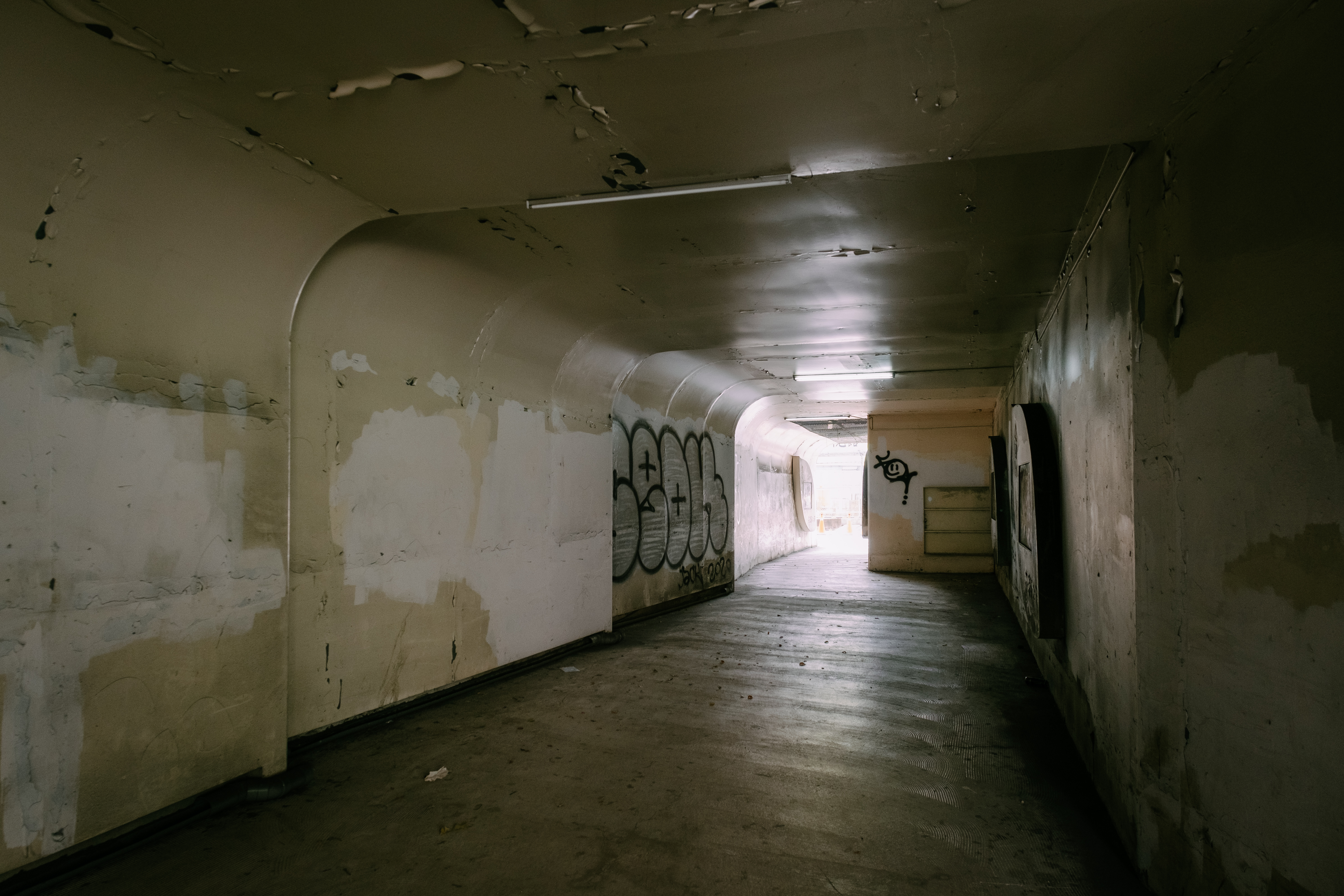 (改善前)橋下通行穿廊照明不足、塗鴉髒亂