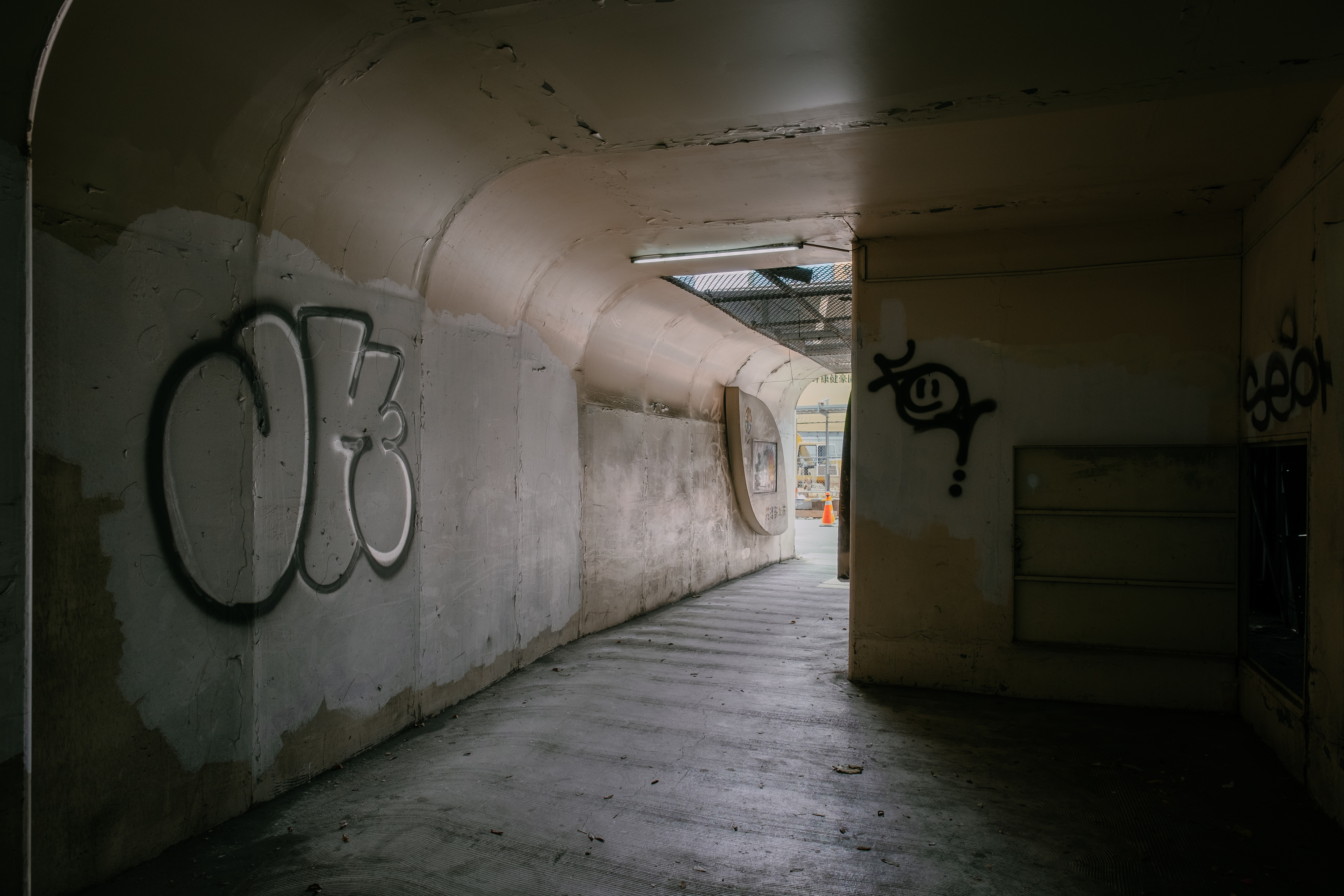 (改善前)橋下通行穿廊照明不足，塗鴉髒亂