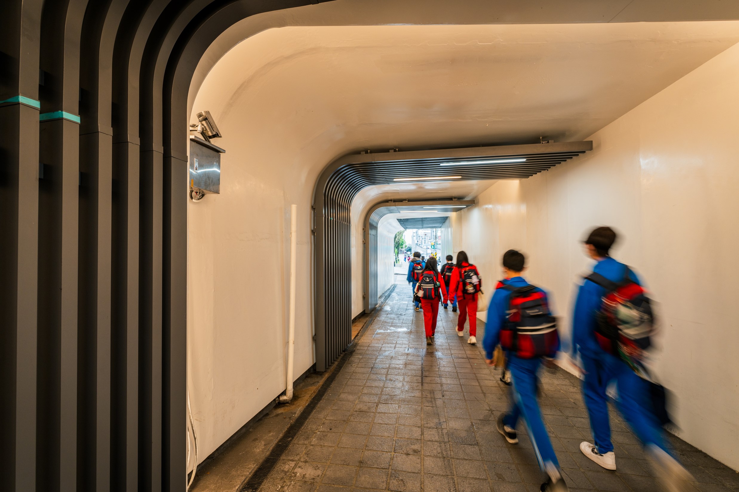 (改善後)陸橋改善後的環境更加明亮清楚，讓市民行走時，多了一份安心與順暢