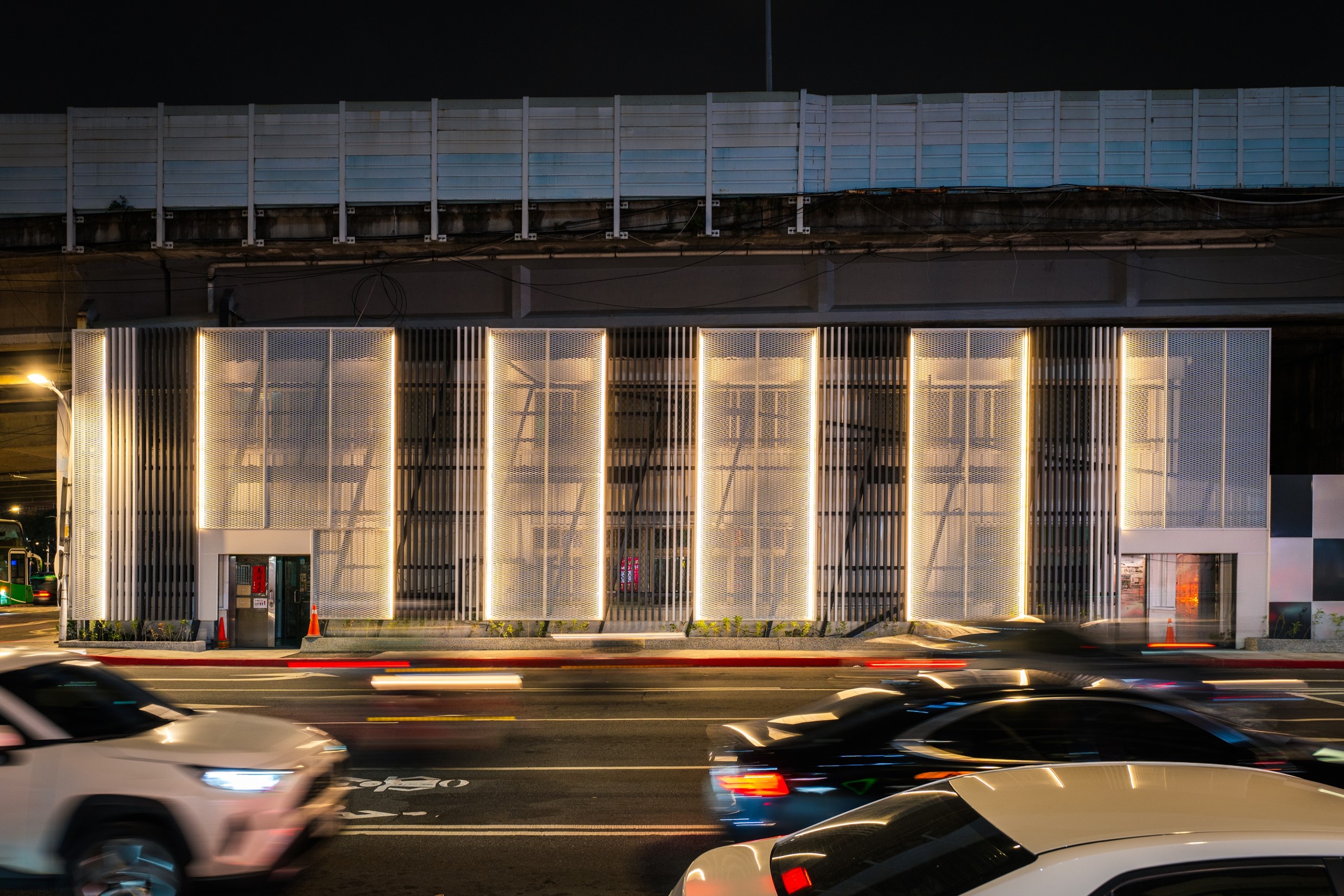 (改善後)柔和燈光提升城市美學意象，並改善橋下川廊及活動中心前人行道鋪面及無障礙設施，提供更安全的使用環境