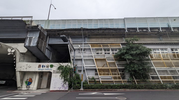 (改善前)本次改善亦包含橋下活動中心及辦公室立面景觀