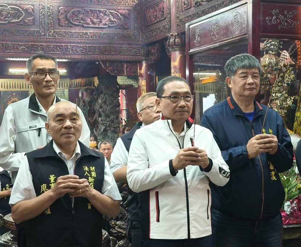 市長侯友宜虔誠參拜，雙手持香，向開漳聖王聖像行禮致意，為新北市民祈求平安、事事順遂。