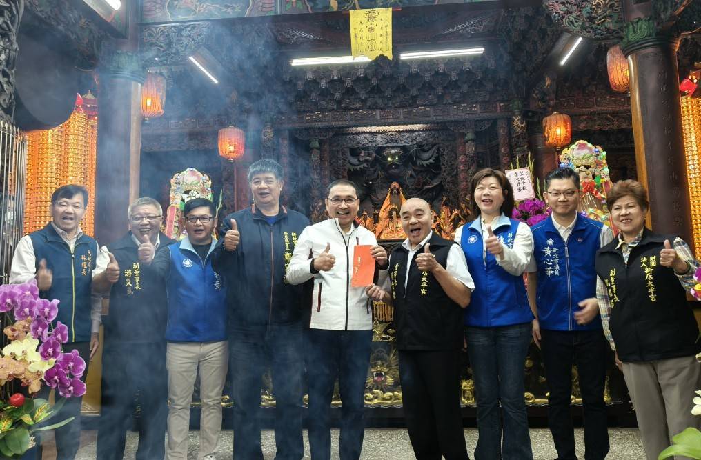 市長侯友宜在參香後，隨即添香油錢，展現對開漳聖王信仰的尊重與支持，並祝福廟方香火鼎盛。