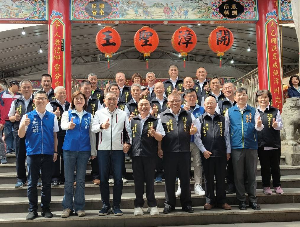 市長侯友宜與太平宮團隊和在地仕紳合影留念，展現了新北市政府與地方信仰中心攜手，共同打造幸福宜居城市的決心。