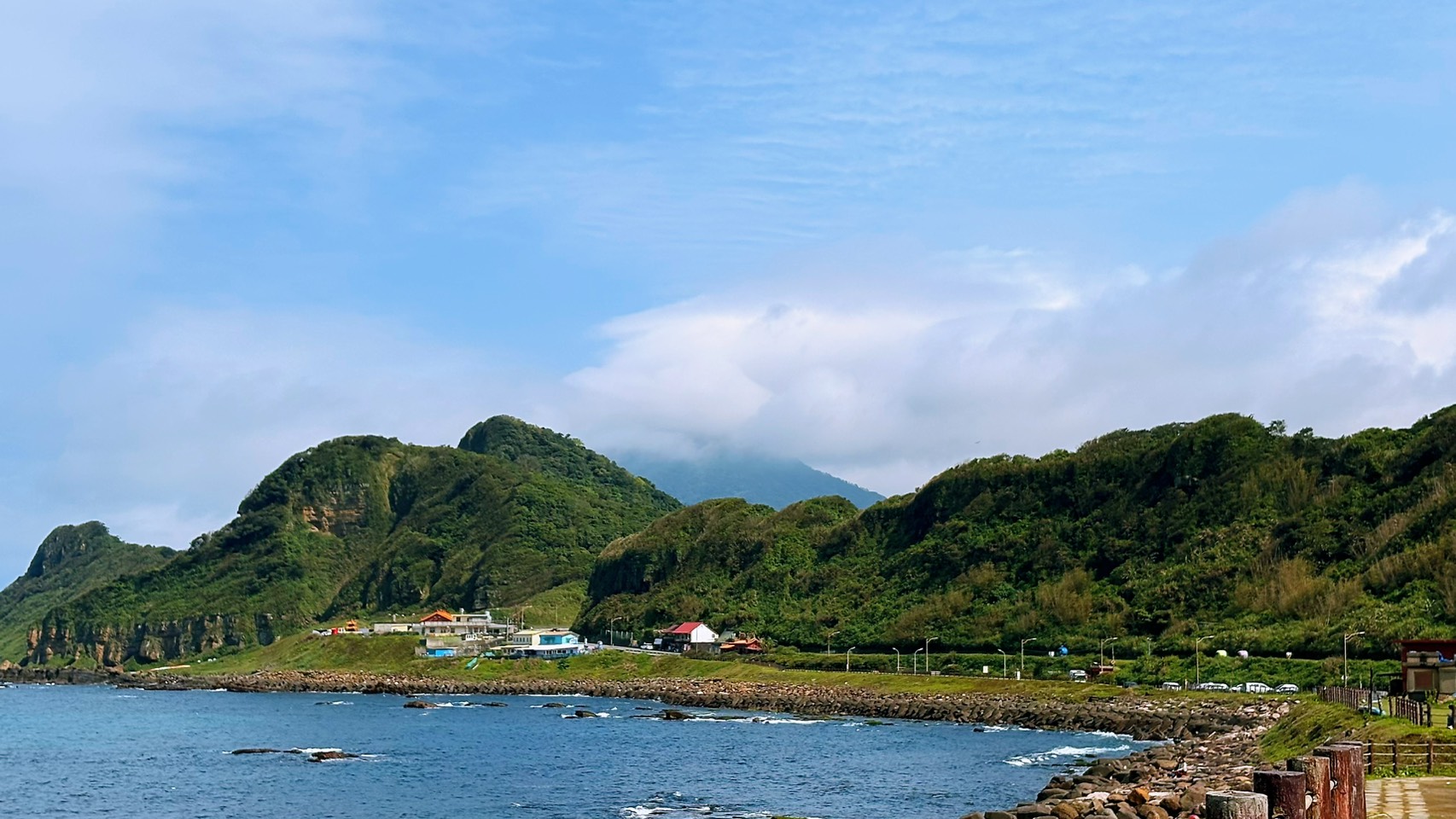 全臺最美海岸線旁的深澳鐵道自行車將於 4、5 月週末迎來「鐵道．海．故事」環保市集，邀請遊客在依山傍海的絕景草地上享受永續生活時光。
