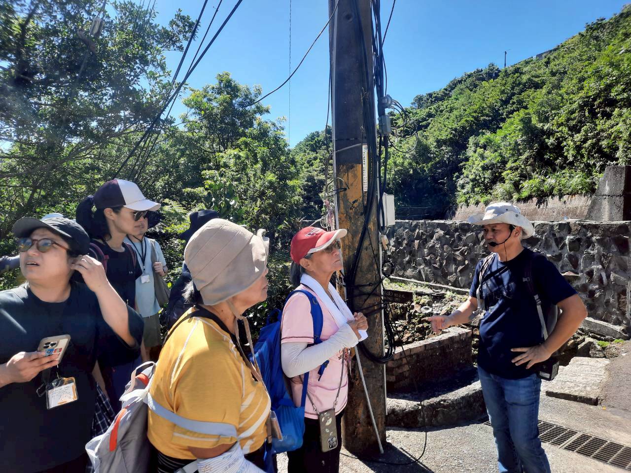  「小礦工漫遊金仔山」，由在地達人引領小礦工穿越八角亭、金德發雜貨店、祈堂老街及報時山觀景台等地，大小朋友也可照建議路線自行參觀。