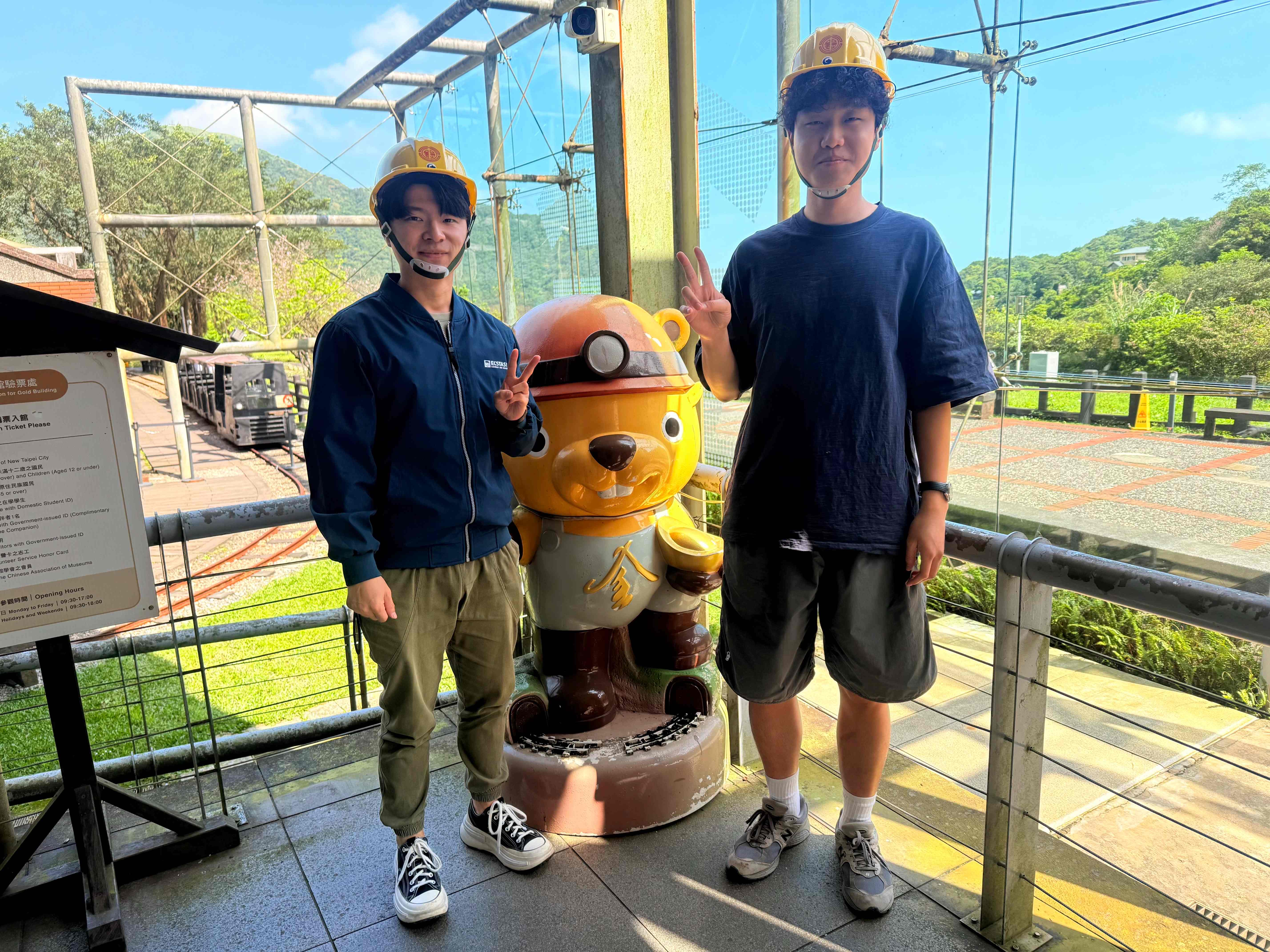 參與「小礦工集好運」與黃金館土撥鼠合照並於臉書留言，就能獲得限量貼紙。