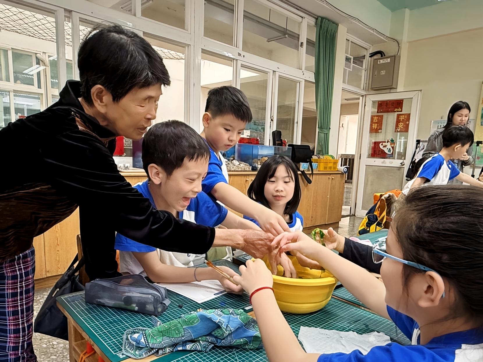 海女阿嬤與學童互動，分享珍貴的生命經歷。.