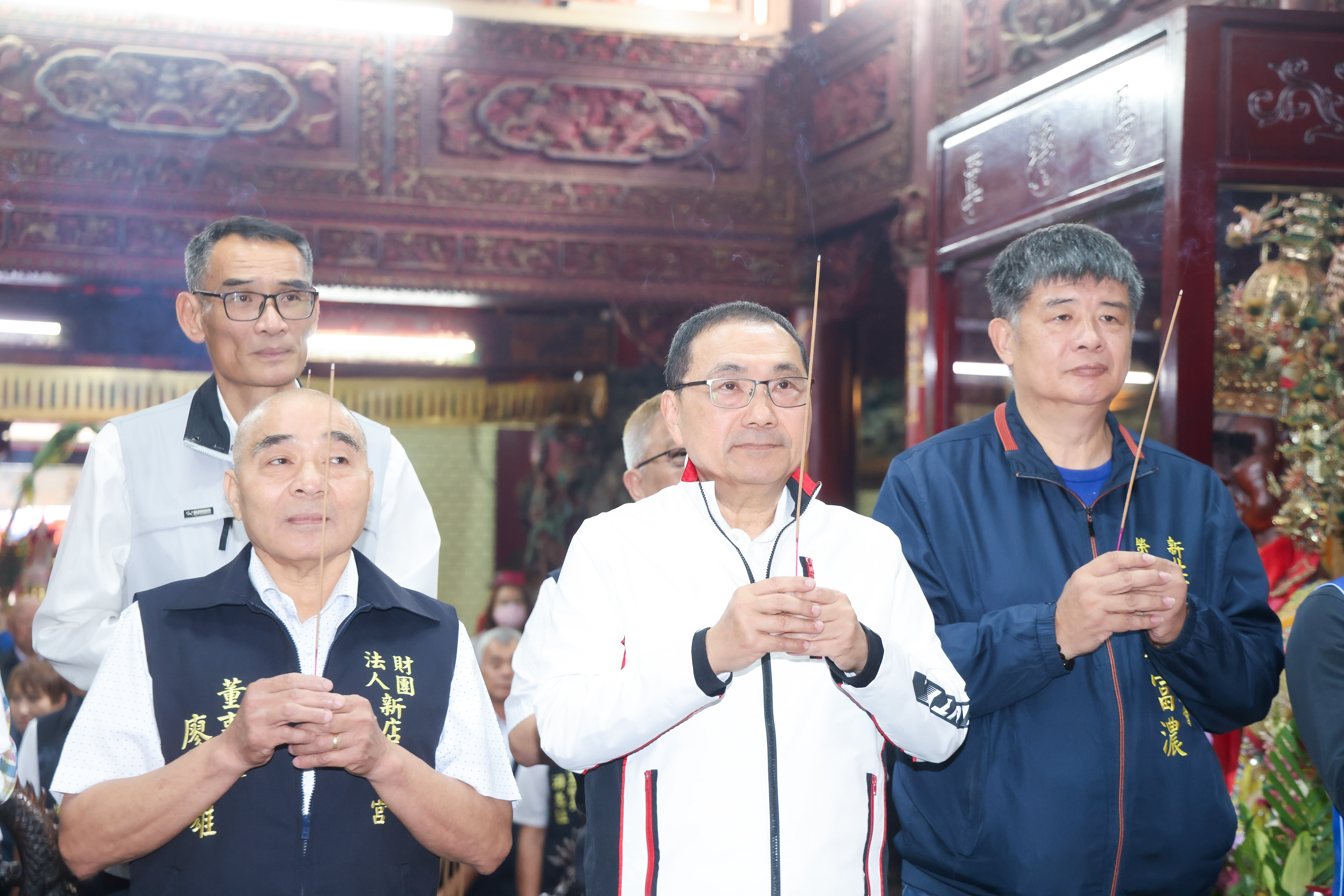 新北市長侯友宜今（2）日前往新店區太平宮參拜開漳聖王，祝賀聖誕千秋，祈求風調雨順、國泰民安。