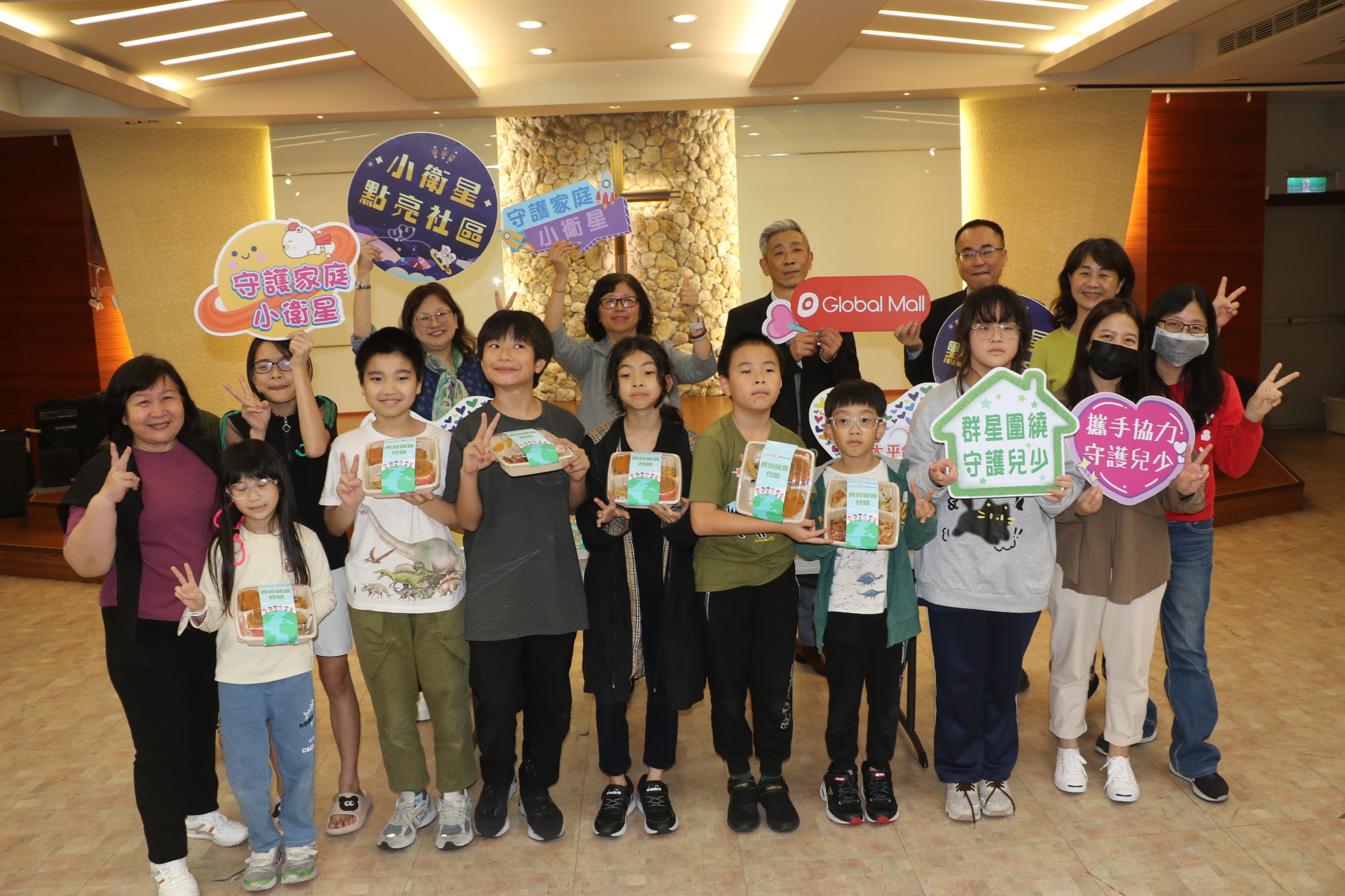 環球購物公司到小衛星據點海山教會捐贈300份兒童餐盒及6萬元商品券 並分送到11個據點