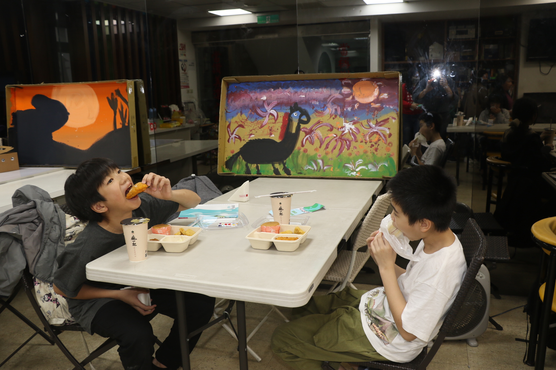 小衛星兒少在捐贈後，迫不及待打開餐盒，大快朵頤