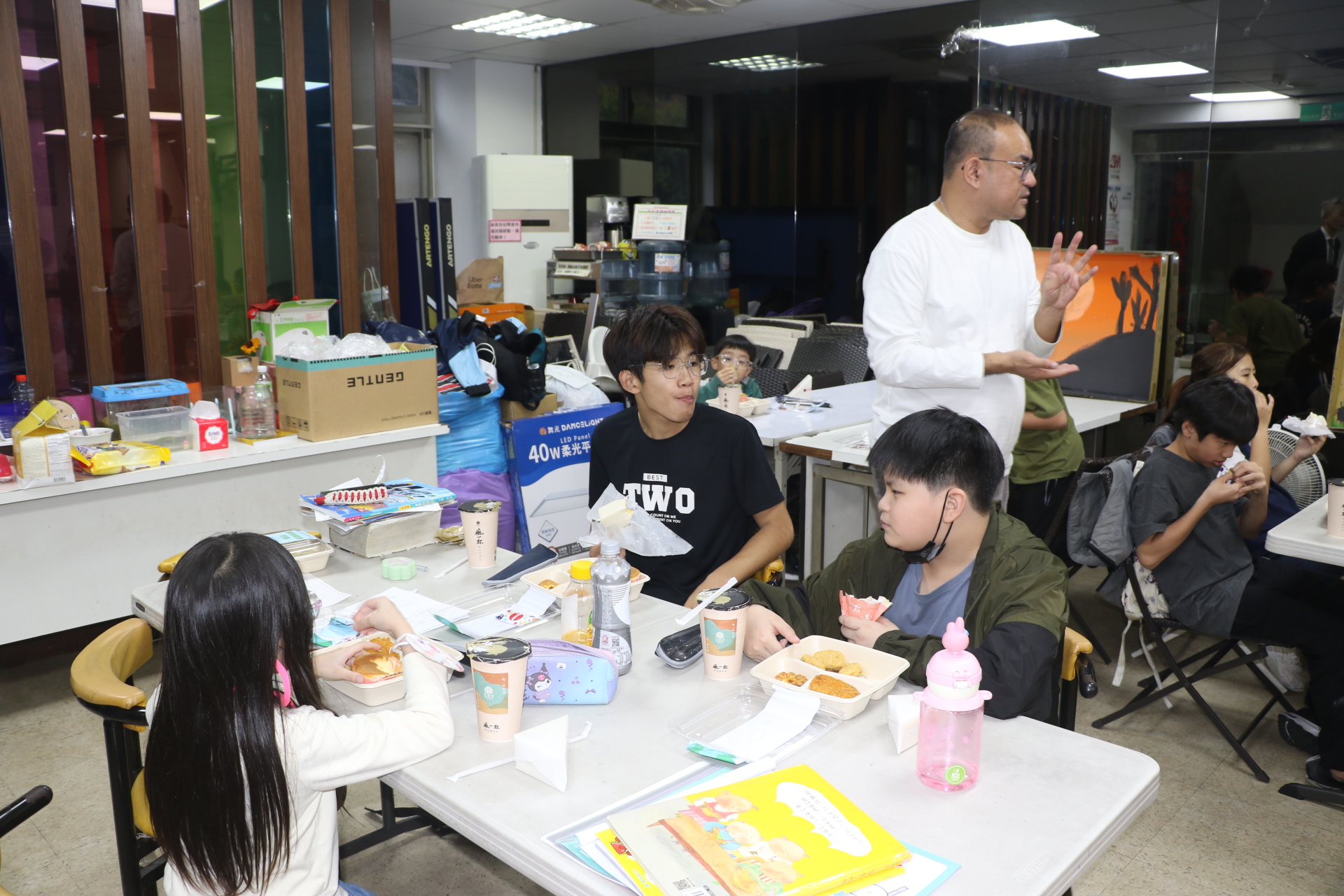 新北市目前在29區設置有175處小衛星據點，每年服務約7700名兒少，提供課後陪伴與餐食。