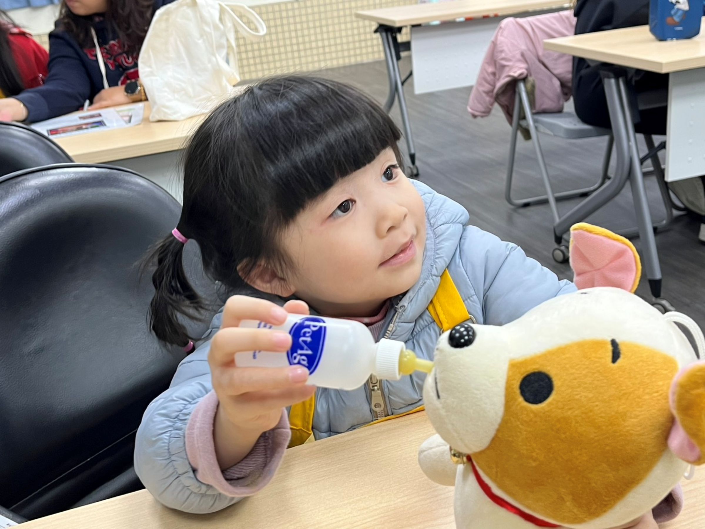  小小兵學習如何餵奶貓狗