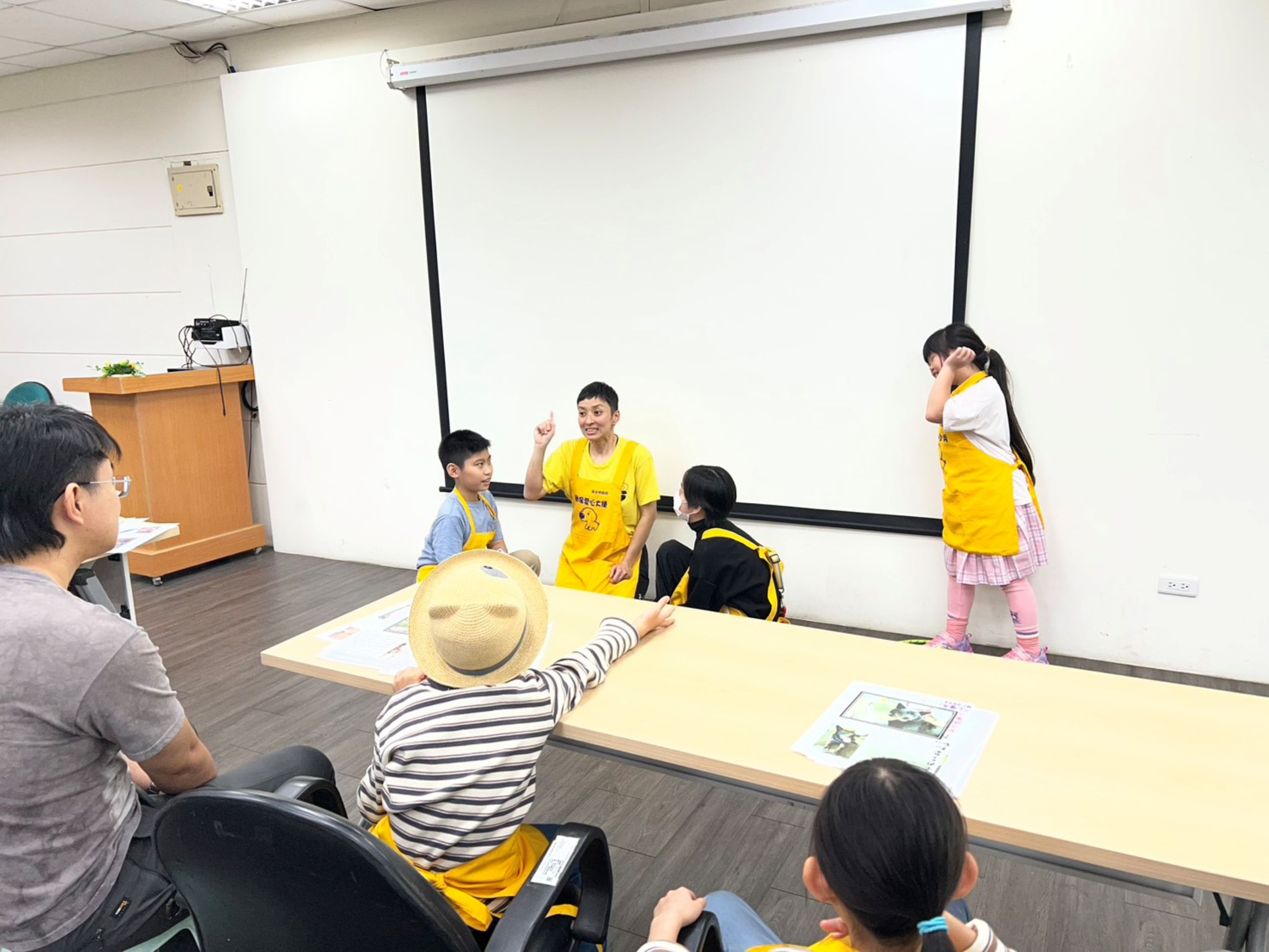  Summer老師透過小劇場，教小小兵如何與動物第一次互動