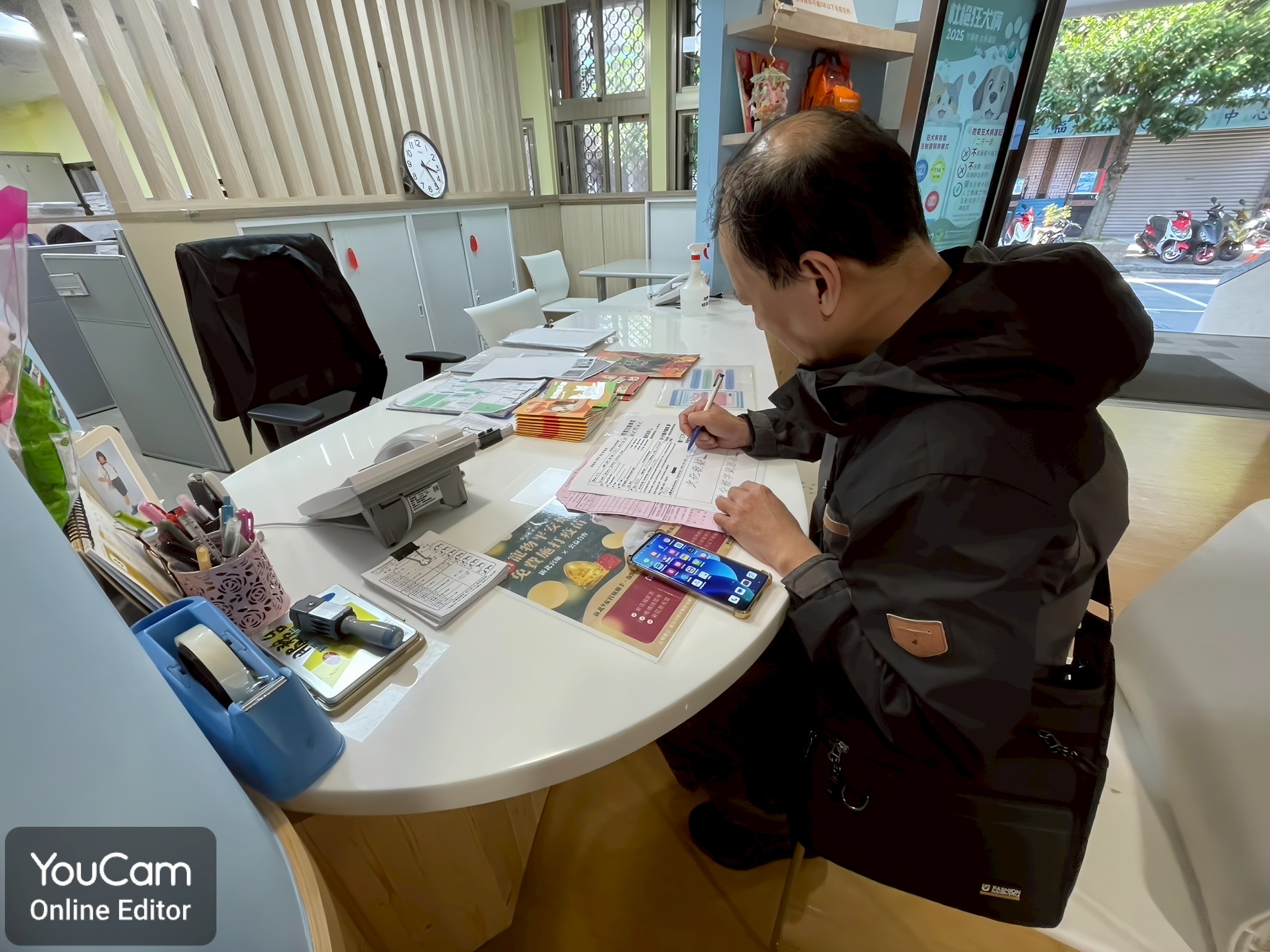 除戶程序簡便，飼主備妥身分證影本及寵物晶片號碼（如不清楚可先致電查詢），親自至動保處臨櫃申辦，即可完成除戶