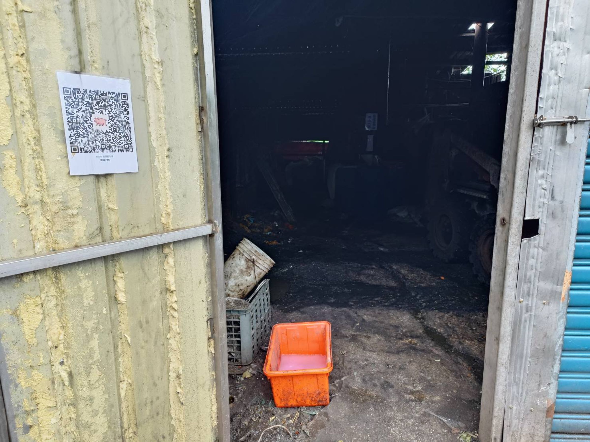  任何人進出養豬場，須掃QRcode落實實名制管理。