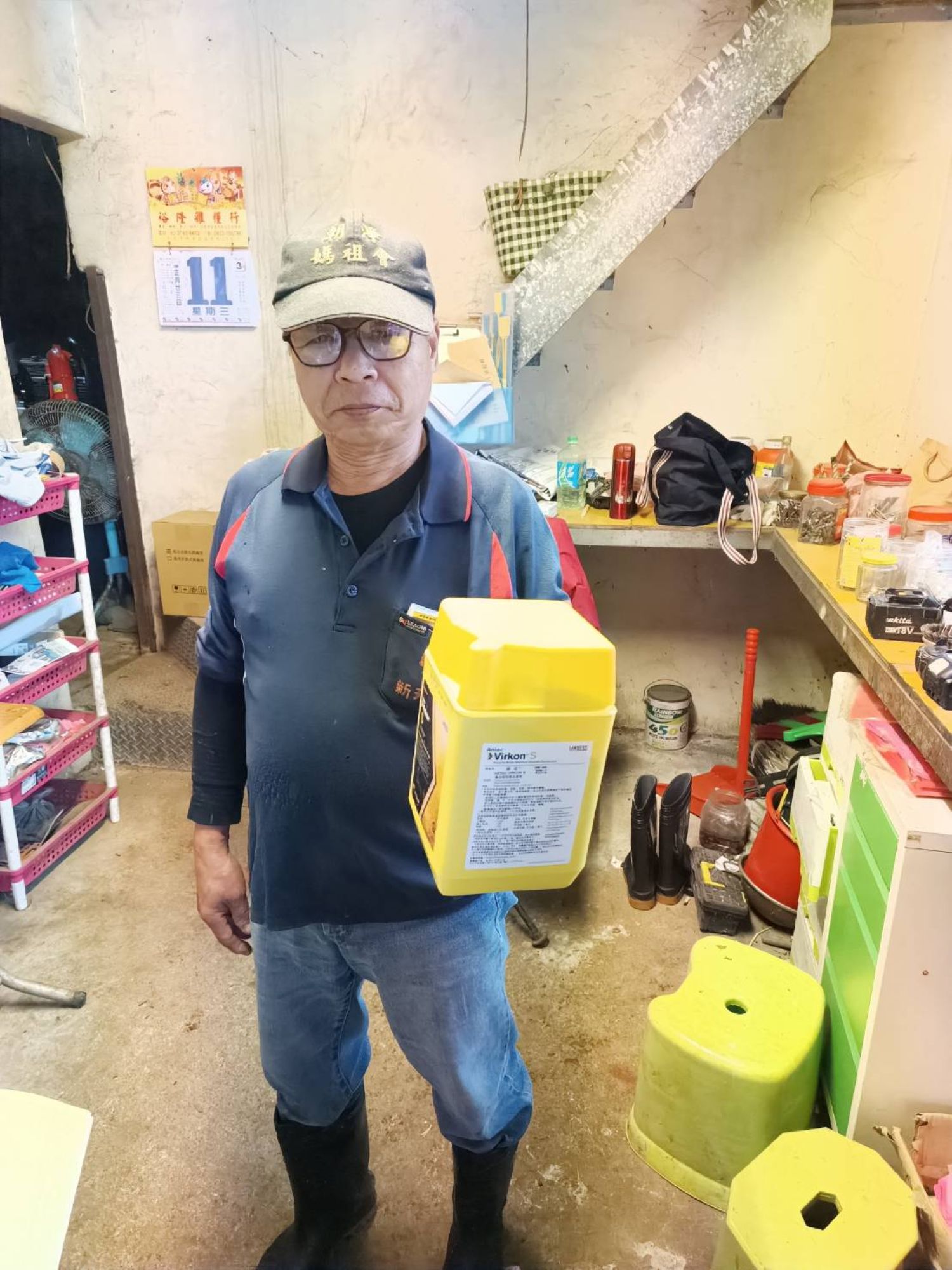 新北動保處發放動物防疫用消毒水給養豬場。