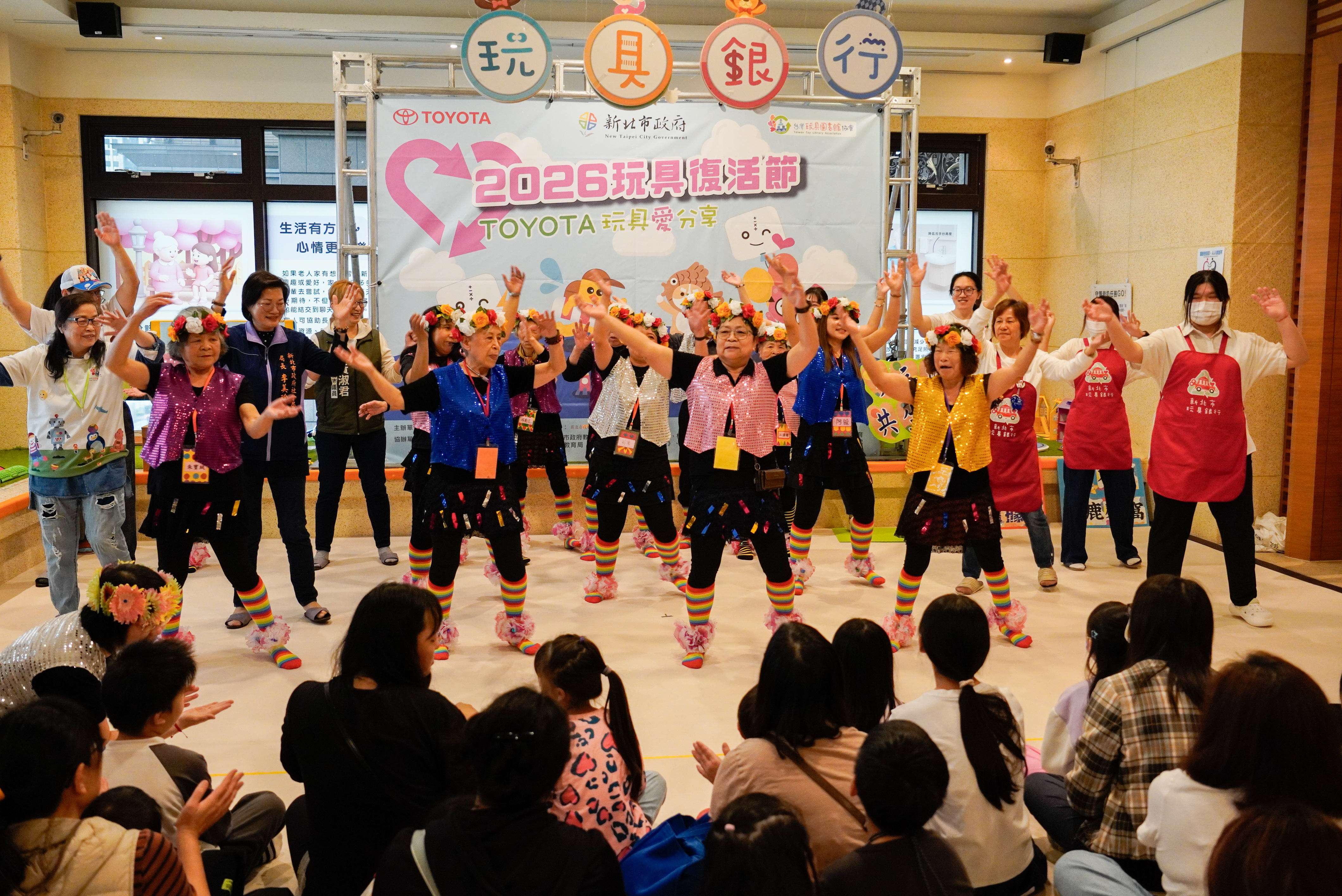  「玩具復活節」由馨窩石門尖鹿站的長者，以充滿生命力的舞蹈為活動開場。