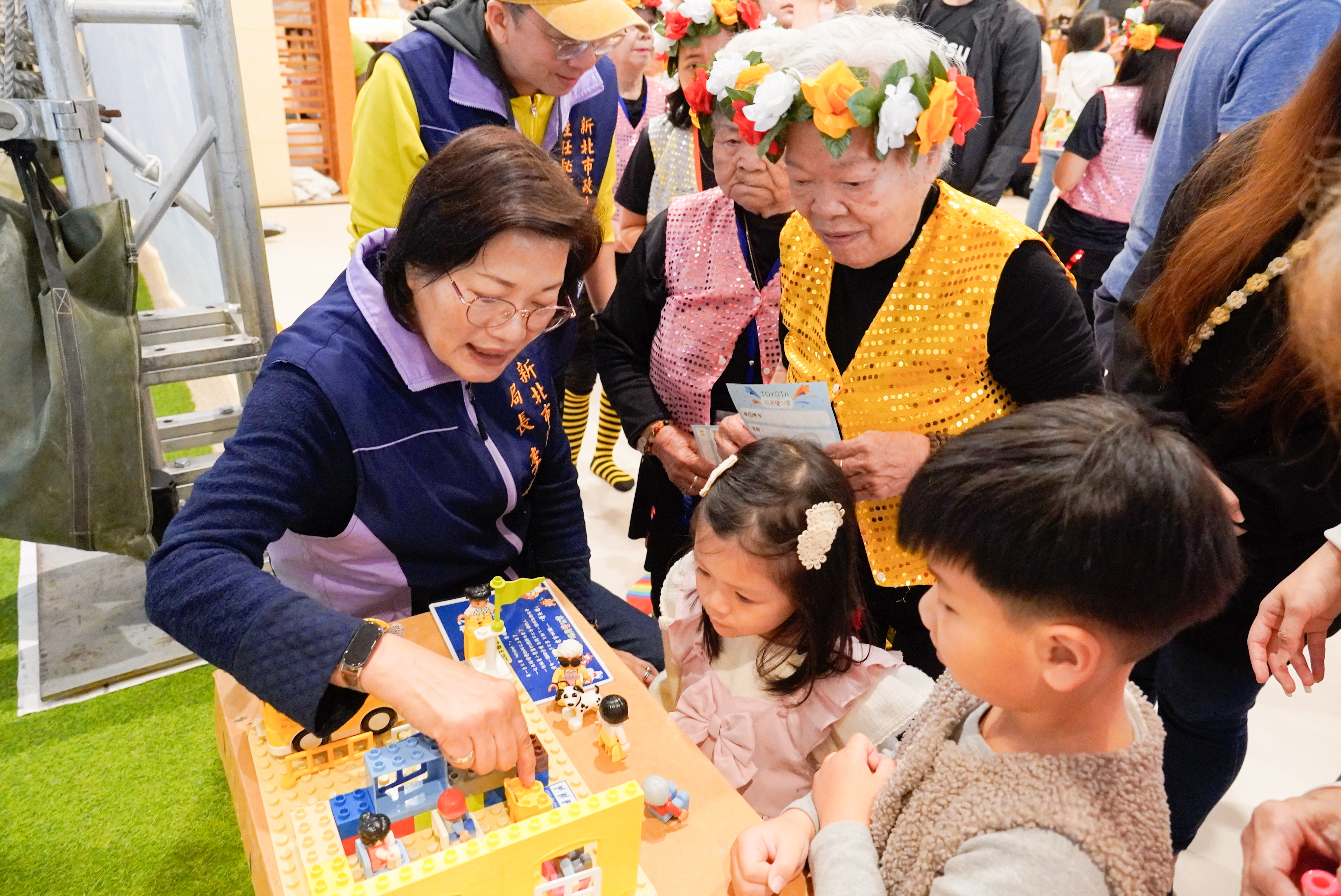  新北社會局長李美珍和馨窩長輩與小朋友一起共玩