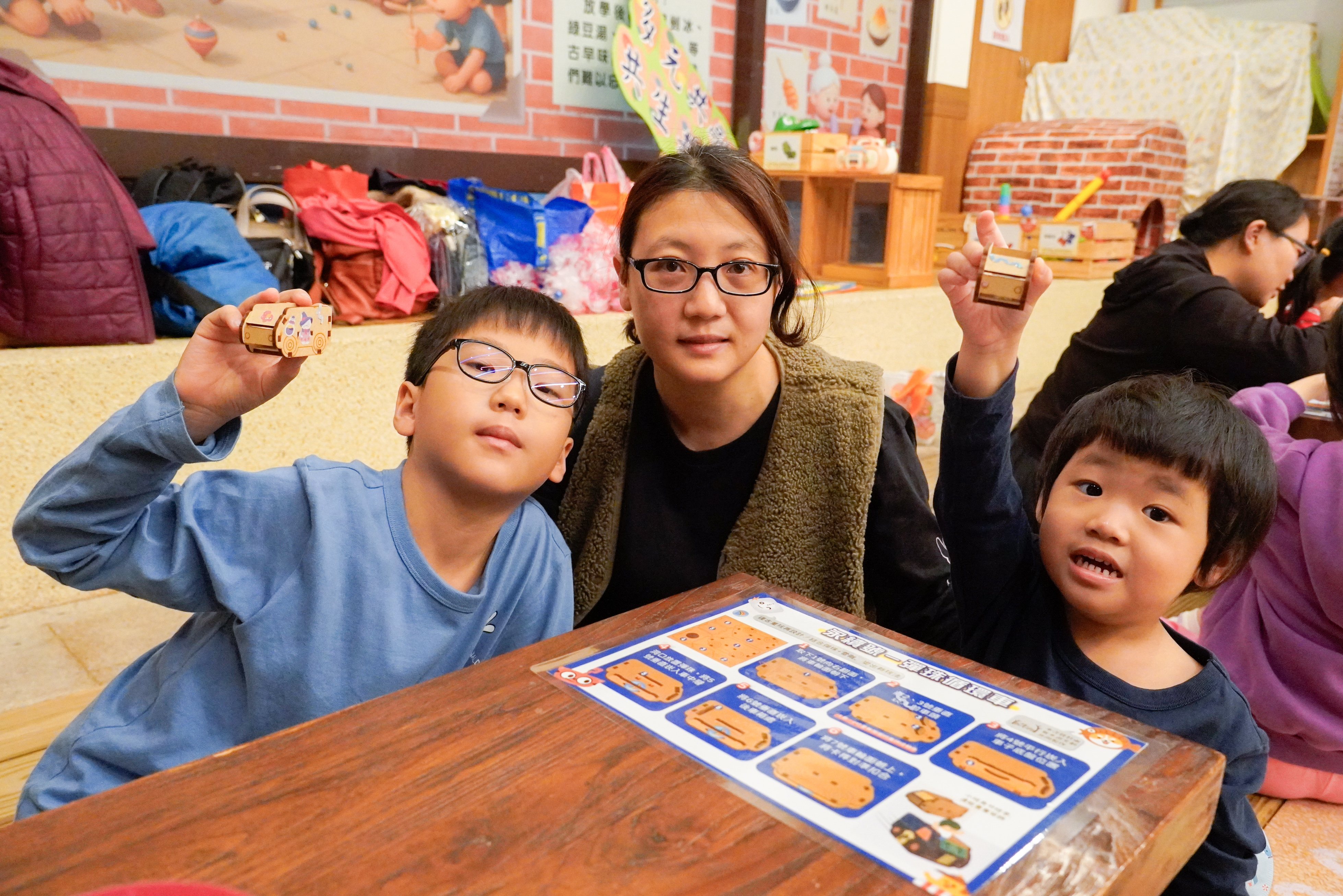  家長帶著小朋友組裝「循環彈珠車」