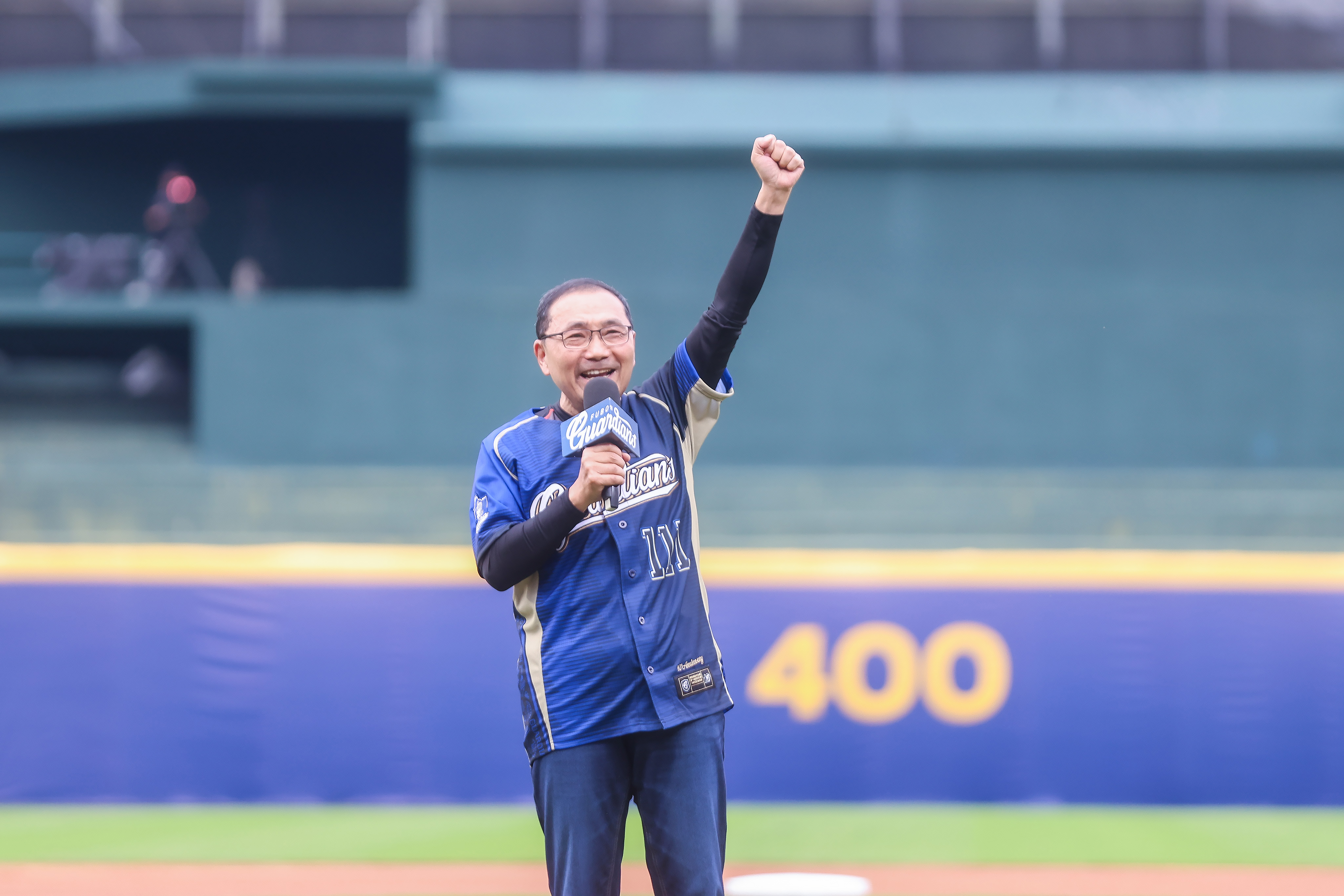 侯友宜表示，市府為提供更好的比賽場地及觀賽設施，以實際行動力挺富邦悍將，今年進一步將內野舊有觀眾席座椅，全面汰換成大巨蛋同等規模，提供球迷們更好的觀賽體驗，一起為富邦悍將加油！