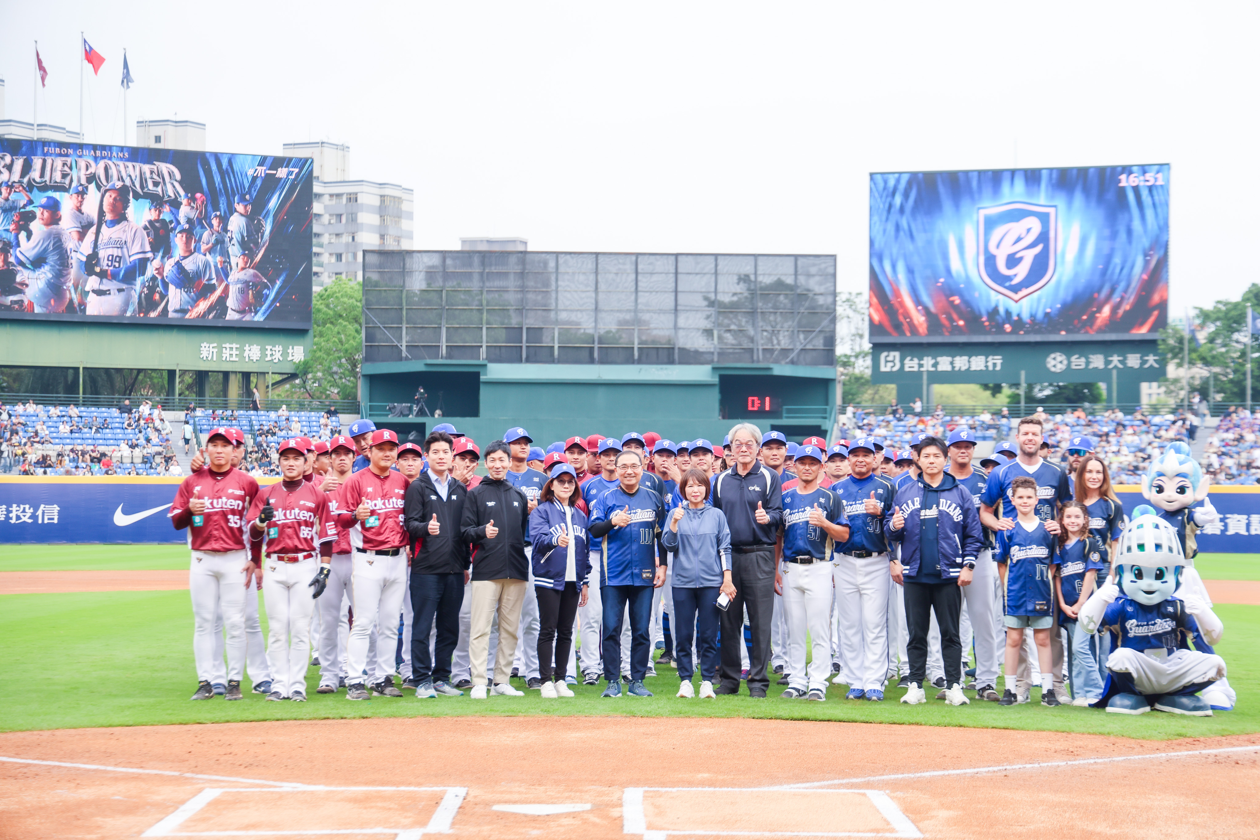 中華職棒37年富邦悍將主場開幕戰今（3）日登場，新北市長侯友宜到場加油，預祝富邦悍將首戰對上樂天桃猿能獲得勝利，一路獲得今年度總冠軍。