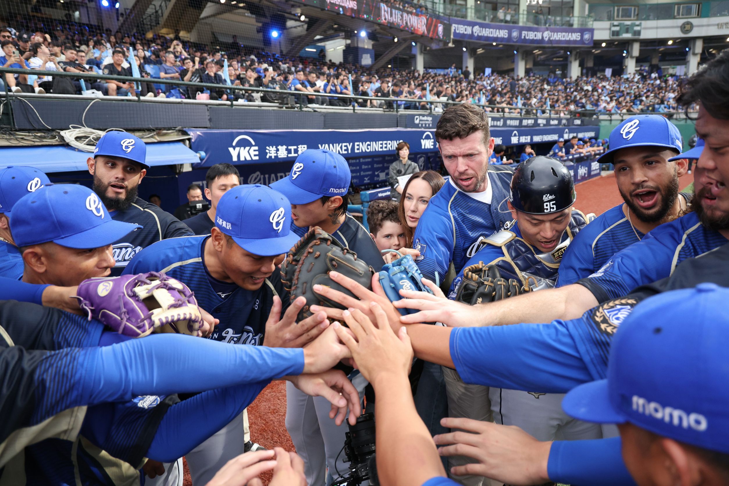 中華職棒37年富邦悍將主場開幕戰今（3）晚在新莊棒球場登場 富邦悍將以年度口號「Blue Power 不一樣了」出發