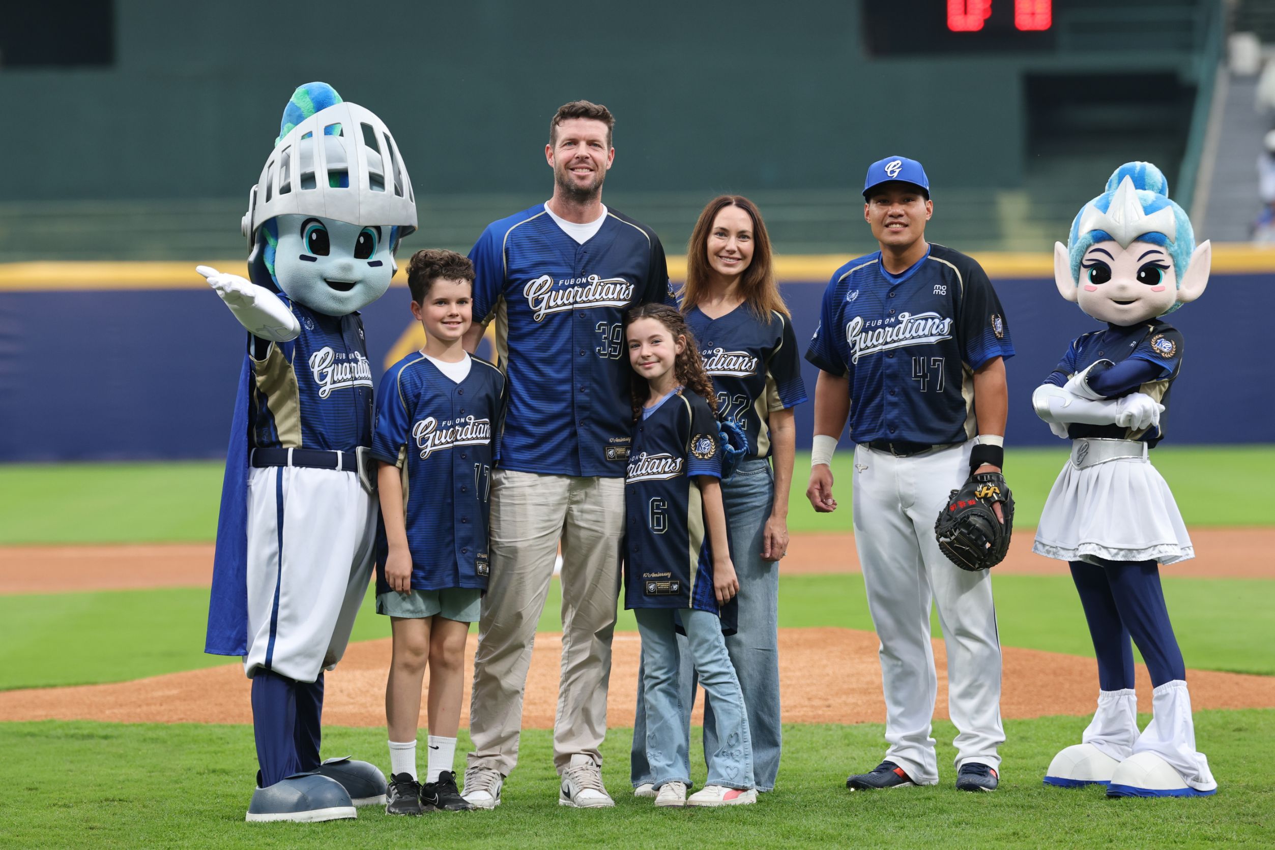 富棒悍將的傳奇球星羅力（Mike Loree）為今年賽季開出第一顆好球