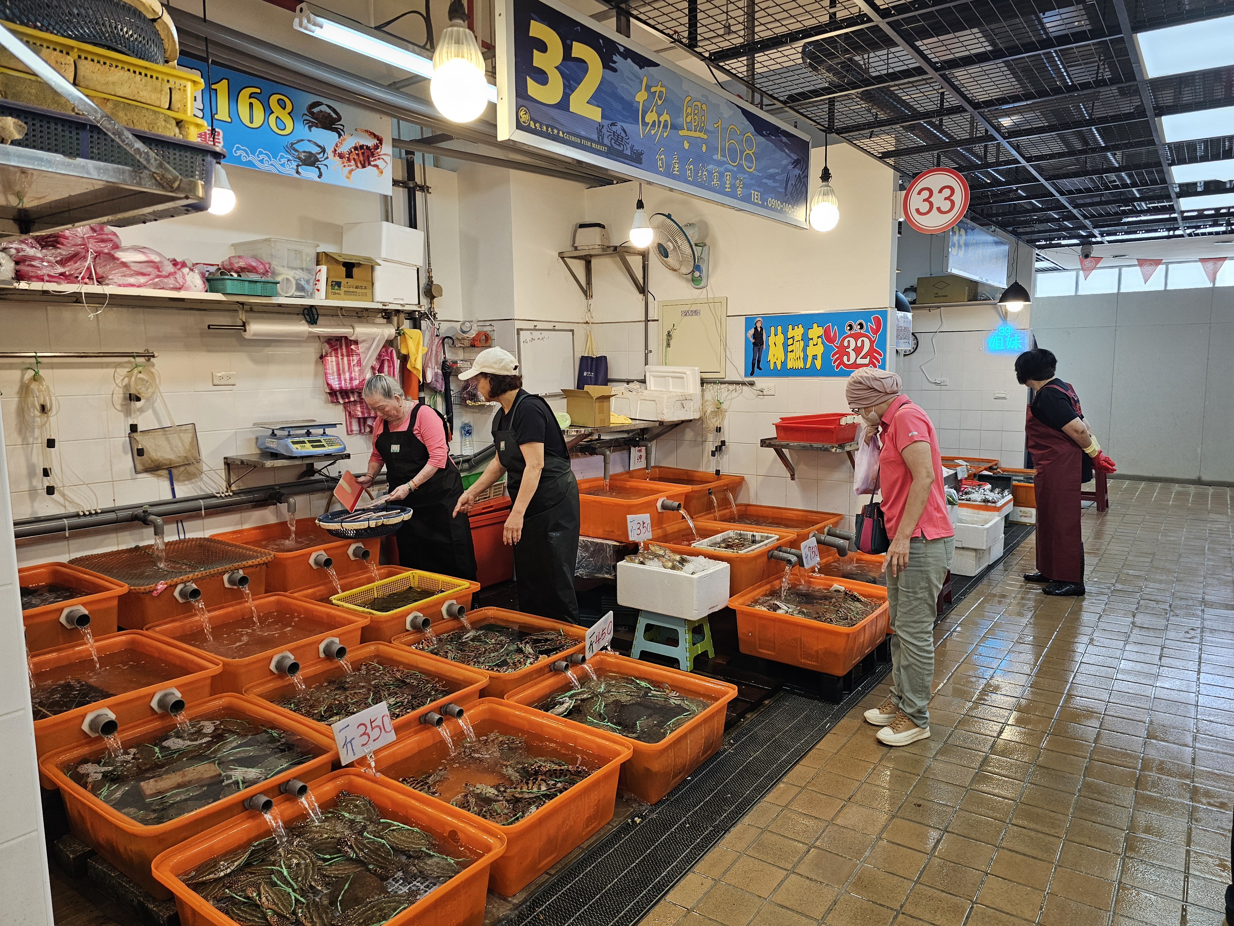 龜吼漁夫市集一樓販售當令活海鮮